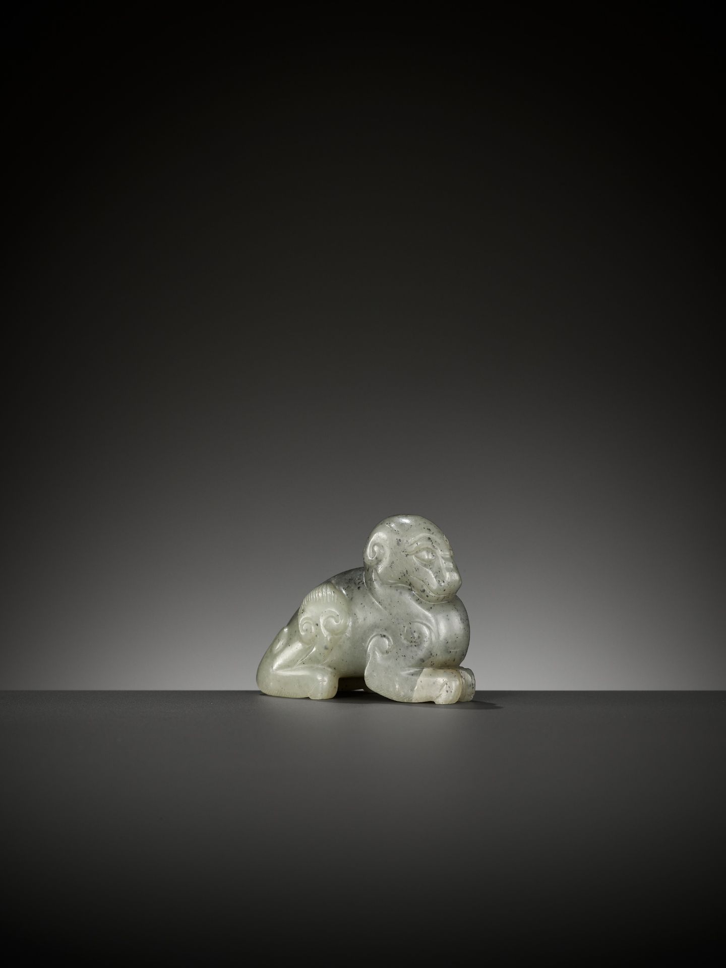 A GRAY JADE FIGURE OF A MYTHICAL BEAST, 17TH CENTURY - Image 6 of 13