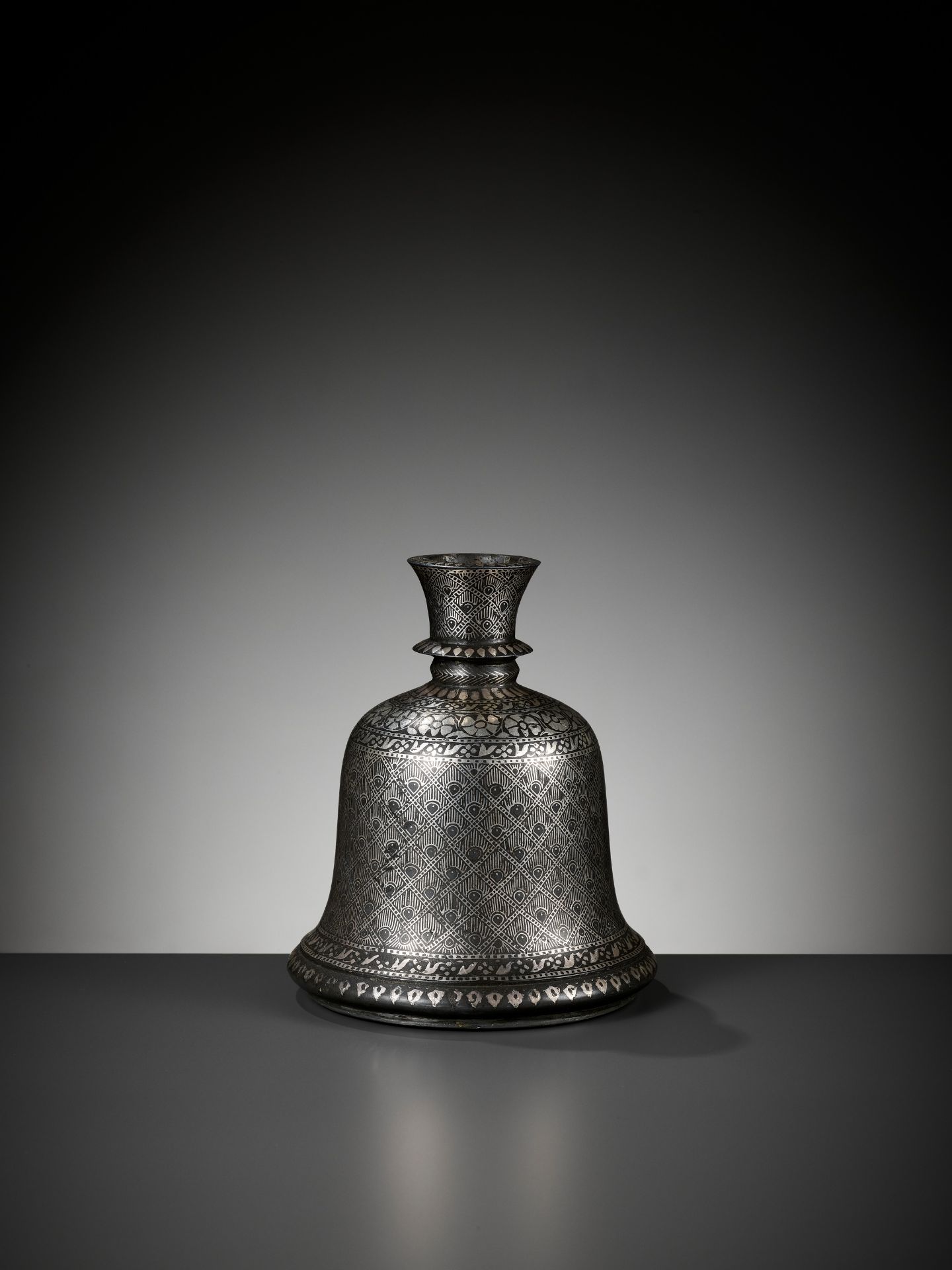 A SILVER-INLAID BIDRI HOOKAH BASE, 18TH CENTURY - Bild 3 aus 7