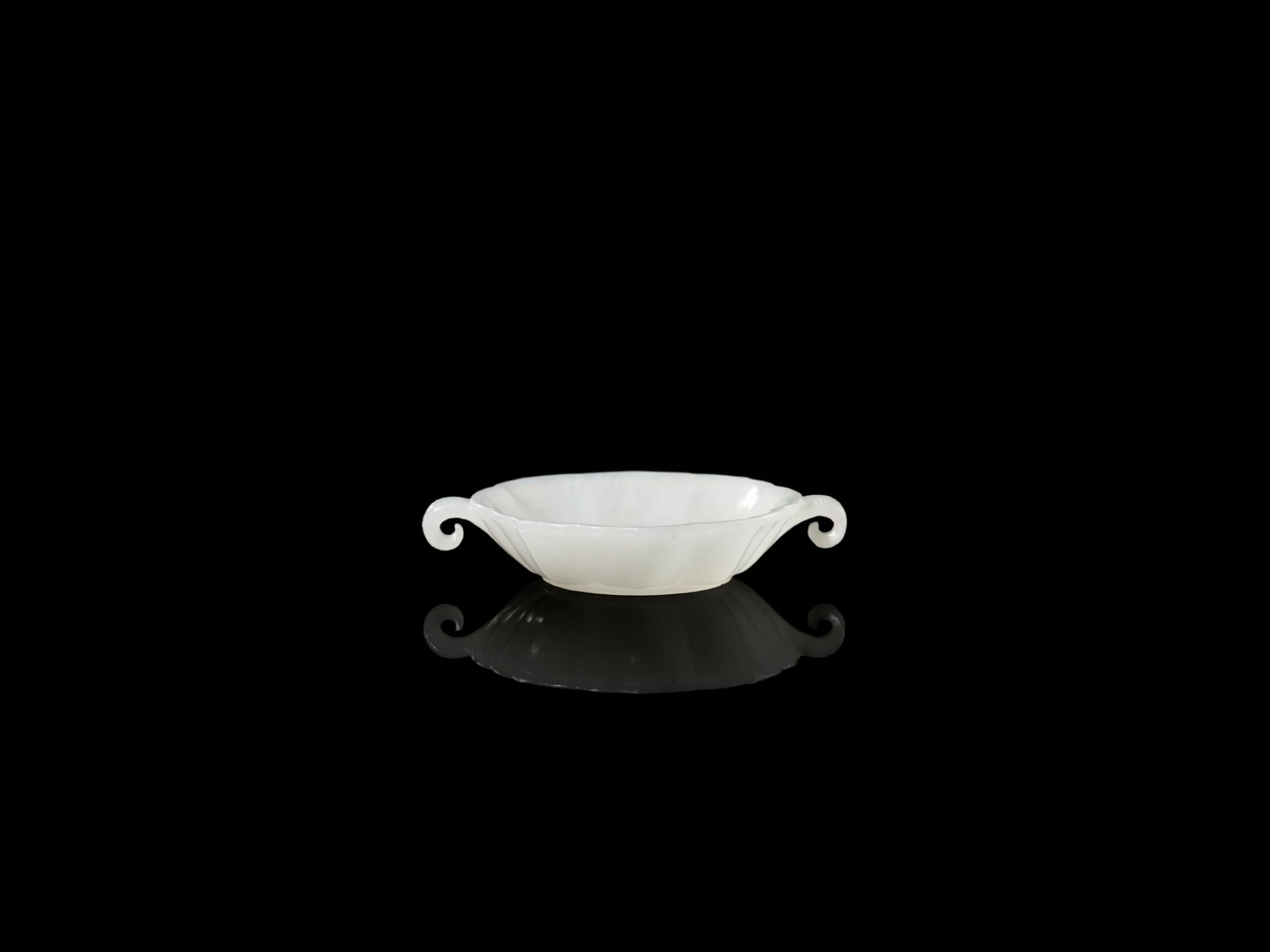 A WHITE JADE MUGHAL-STYLE LOBED BOWL, 18TH CENTURY - Image 3 of 10