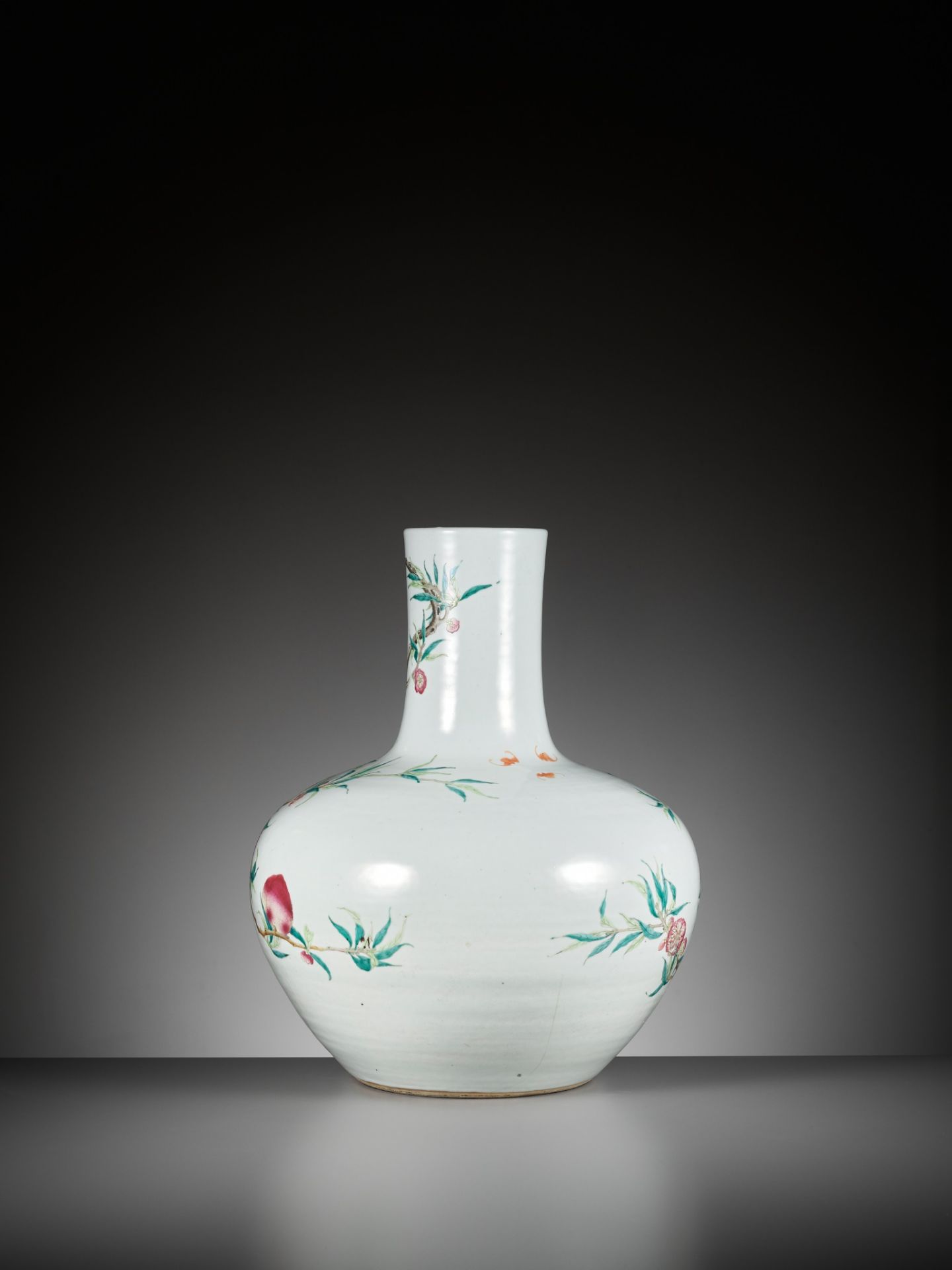 A FAMILLE ROSE 'NINE PEACHES' VASE, TIANQIUPING, LATE QING DYNASTY TO REPUBLIC PERIOD - Bild 13 aus 20