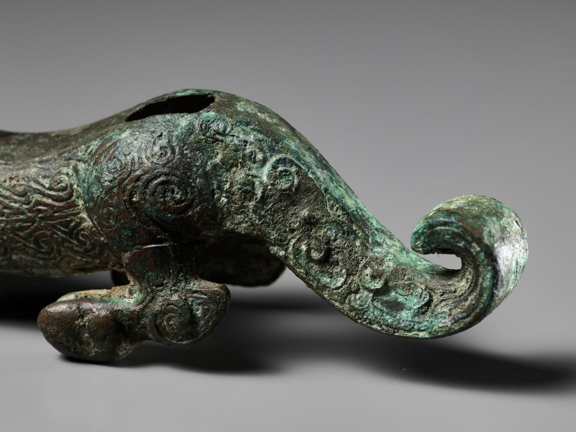 A SUPERB BRONZE FIGURE OF A DRAGON, EASTERN ZHOU DYNASTY, CHINA, 770-256 BC - Bild 20 aus 25