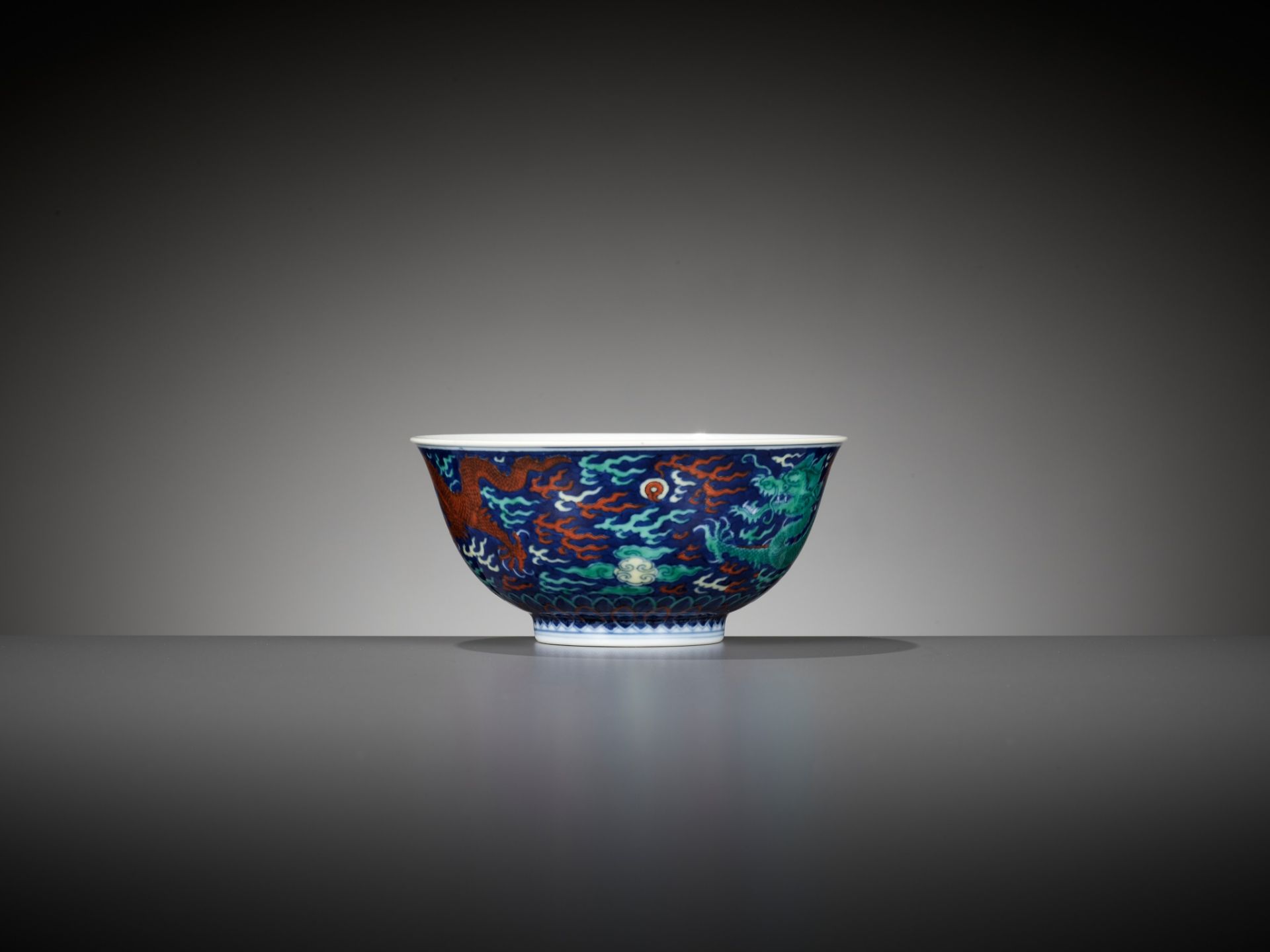 A RARE BLUE-GROUND POLYCHROME-DECORATED 'DRAGON' BOWL, QIANLONG MARK AND PERIOD - Image 16 of 19