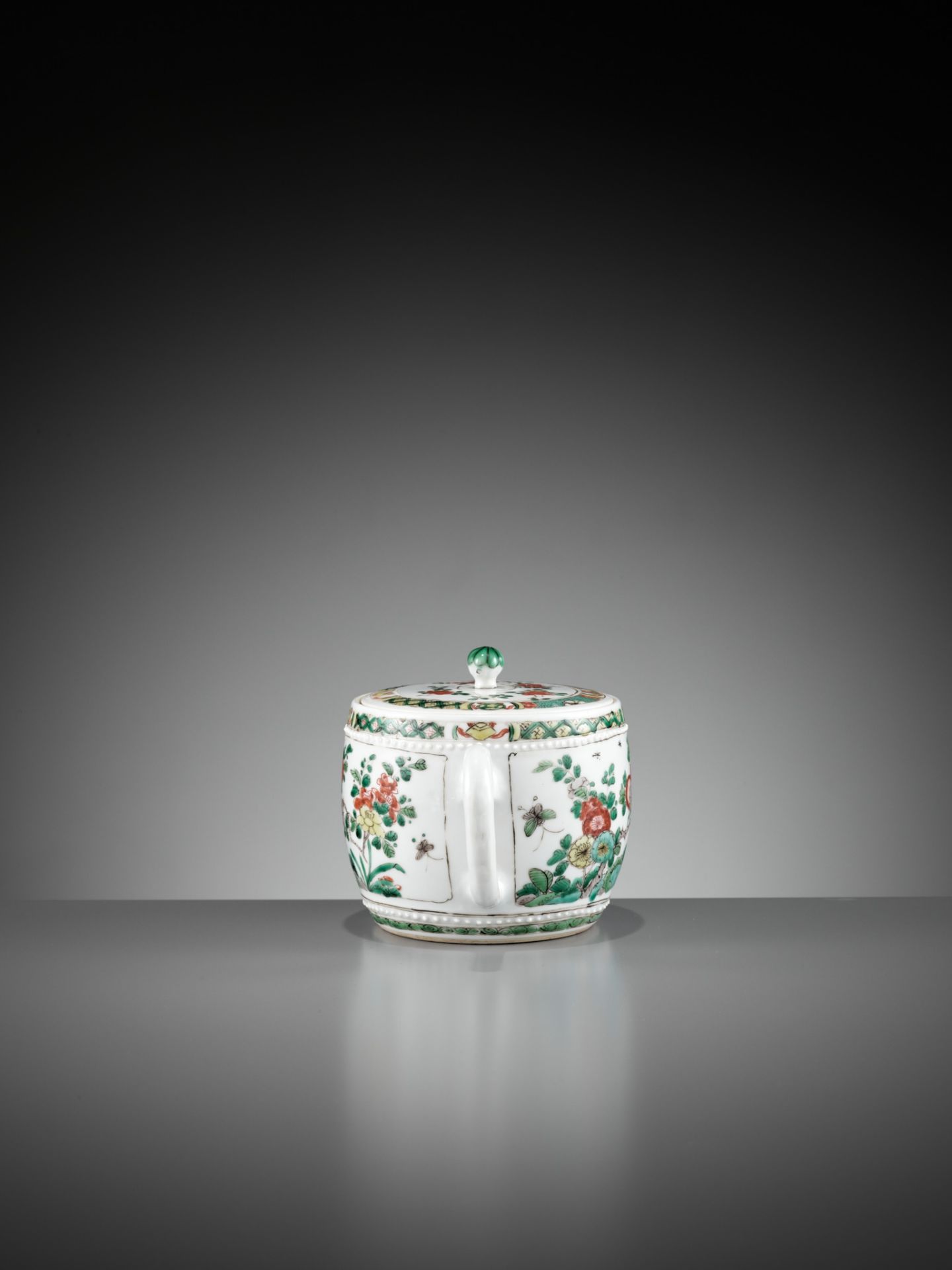 A FAMILLE VERTE BARREL-SHAPED TEAPOT AND COVER, KANGXI PERIOD - Bild 3 aus 14