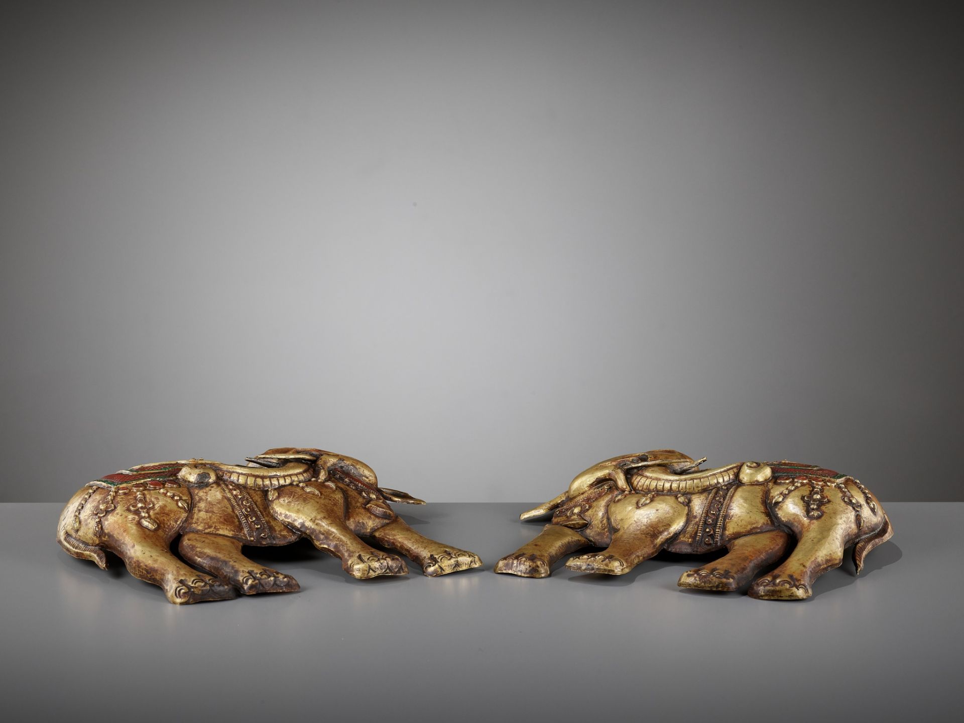 A PAIR OF GILT AND POLYCHROME-DECORATED COPPER REPOUSSE PLAQUES, HASTIRATNA, 17TH-18TH CENTURY - Image 9 of 12