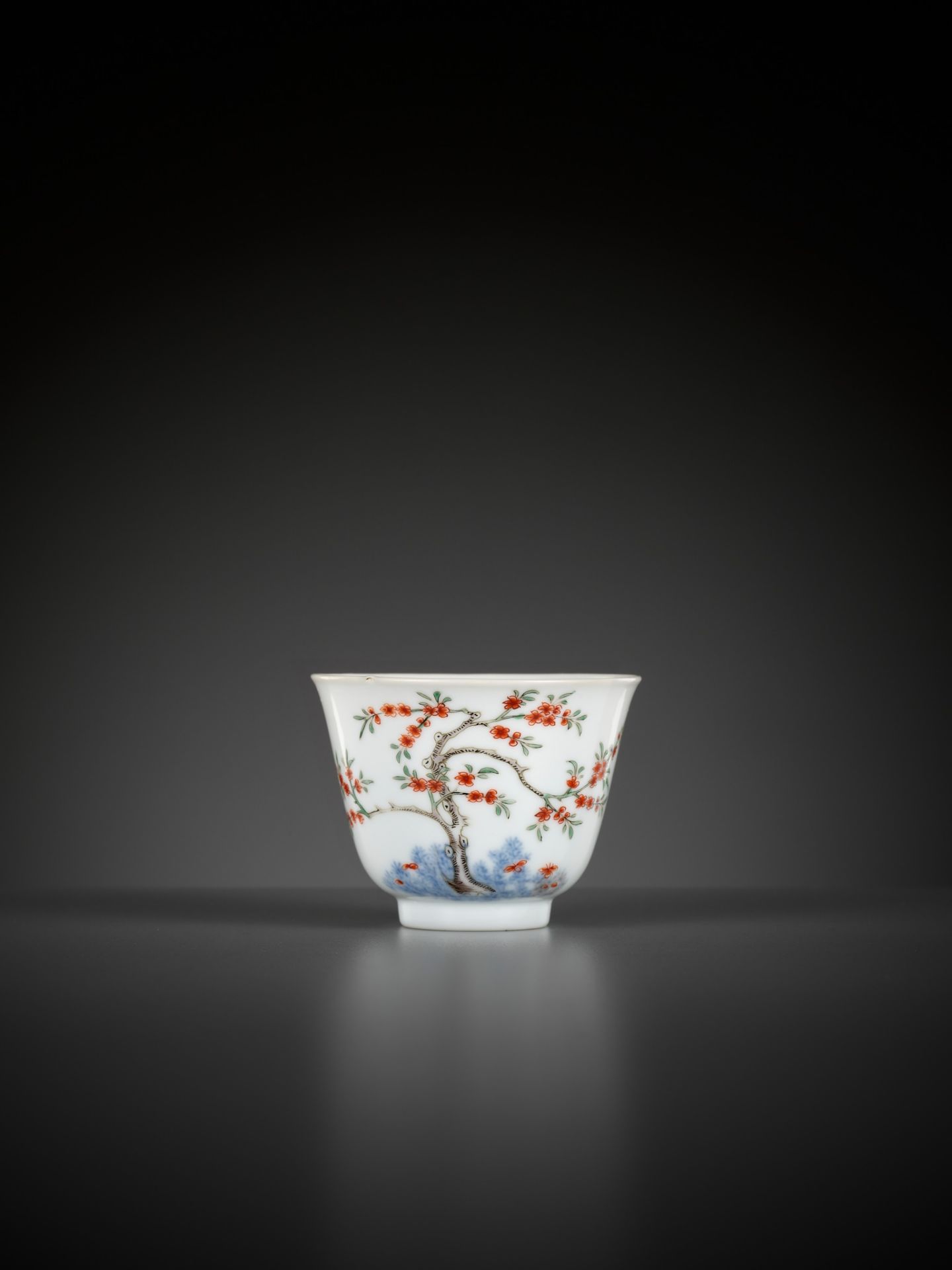 A RARE WUCAI 'MONTH' CUP, KANGXI MARK AND PERIOD - Image 9 of 17