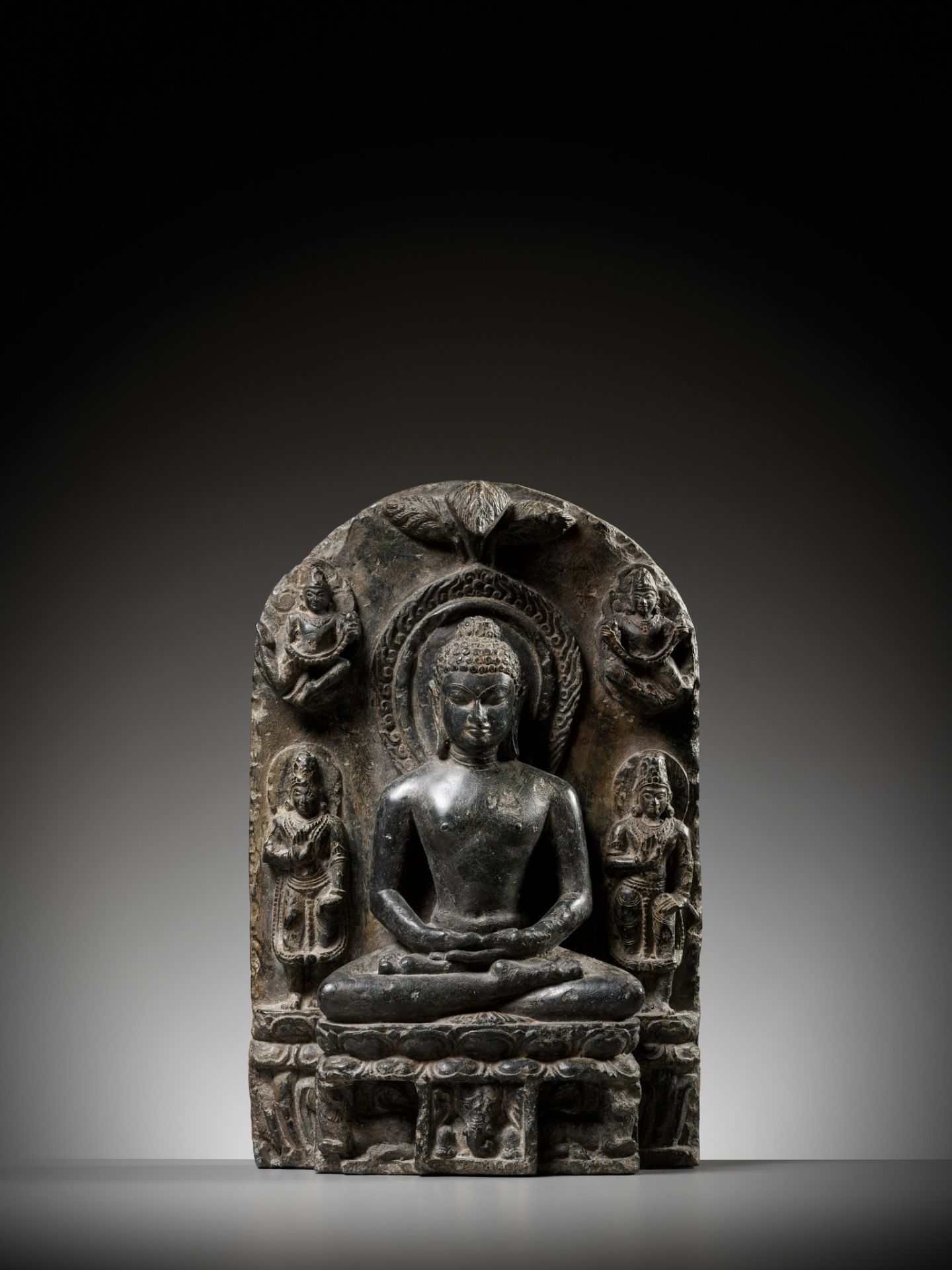 A BLACK STONE STELE DEPICTING BUDDHA, PALA EMPIRE - Bild 3 aus 11