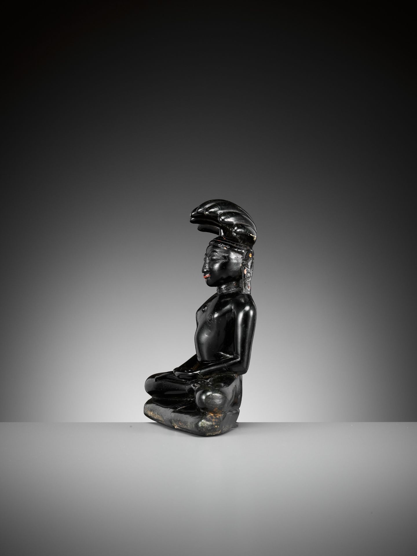 A BLACK STONE FIGURE OF PARSHVANATHA, JAIN, 15TH-17TH CENTURY - Bild 3 aus 10