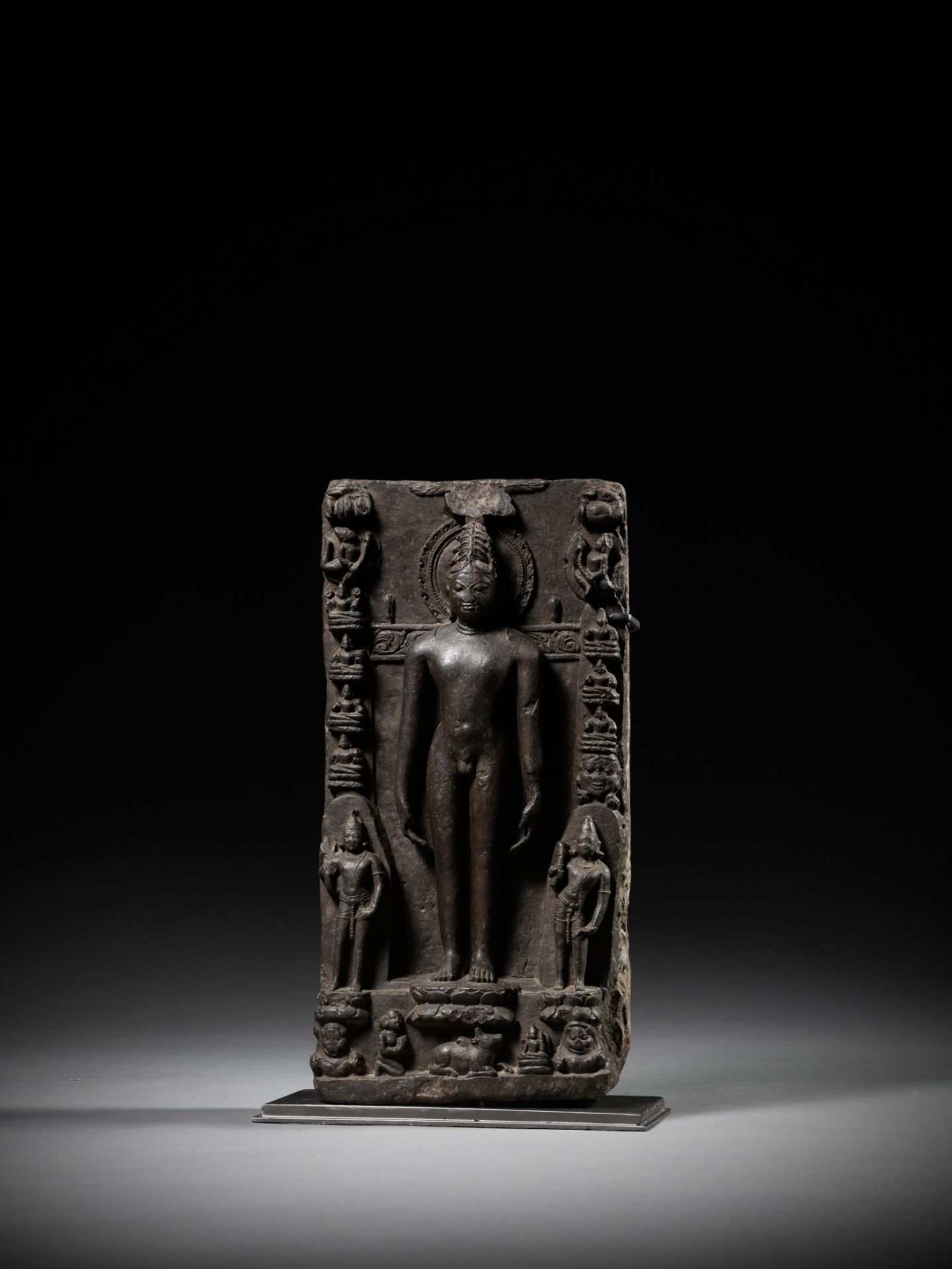 A BLACK STONE STELE DEPICTING RISHABHANATHA, THE FIRST TIRTHANKARA - Bild 3 aus 12