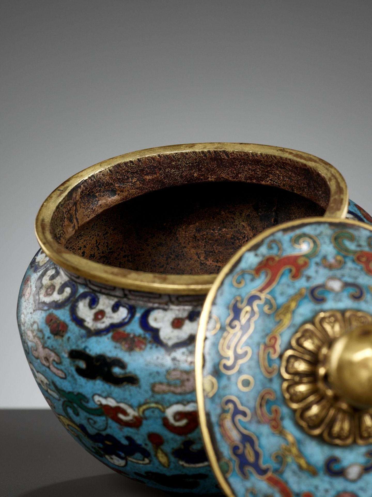 A CLOISONNE ENAMEL JAR AND COVER, 18TH CENTURY - Image 8 of 10