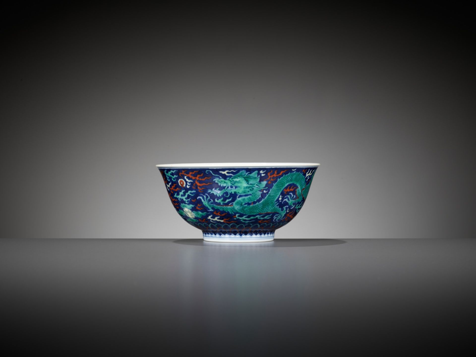 A RARE BLUE-GROUND POLYCHROME-DECORATED 'DRAGON' BOWL, QIANLONG MARK AND PERIOD - Image 10 of 19