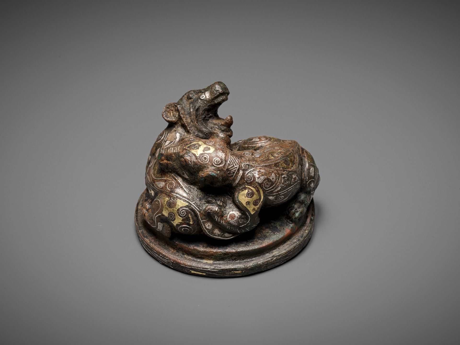 A GOLD AND SILVER-INLAID 'FIGHTING BEARS' BRONZE MAT WEIGHT, WARRING STATES TO HAN DYNASTY - Image 3 of 12