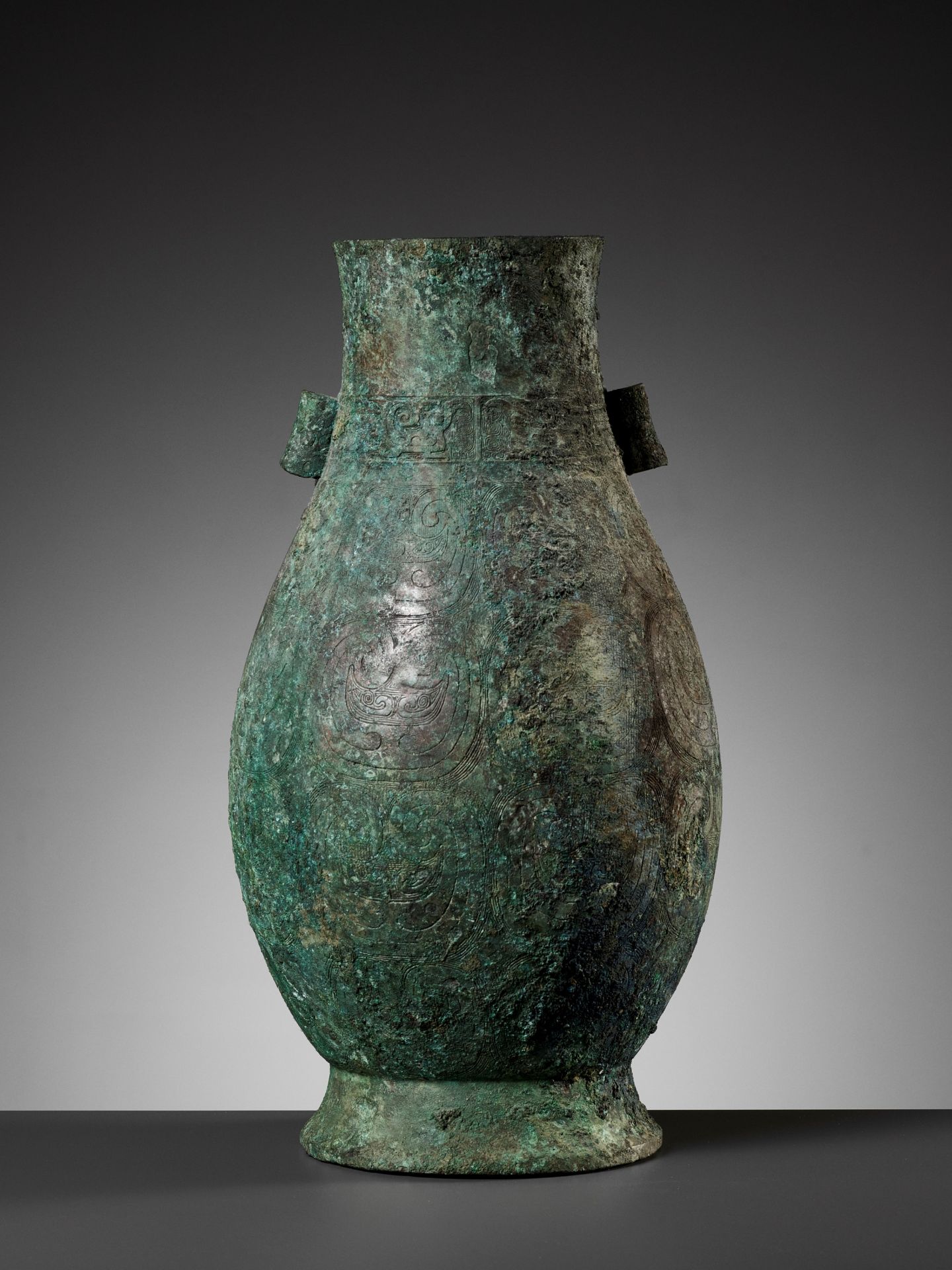 A RARE ARCHAIC BRONZE RITUAL WINE VESSEL, HU, MIDDLE WESTERN ZHOU DYNASTY