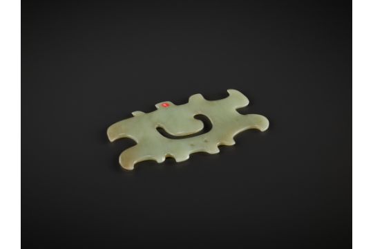 A PALE GREEN JADE 'CLOUD-SCROLL' PENDANT, HONGSHAN CULTURE - Image 9 of 9