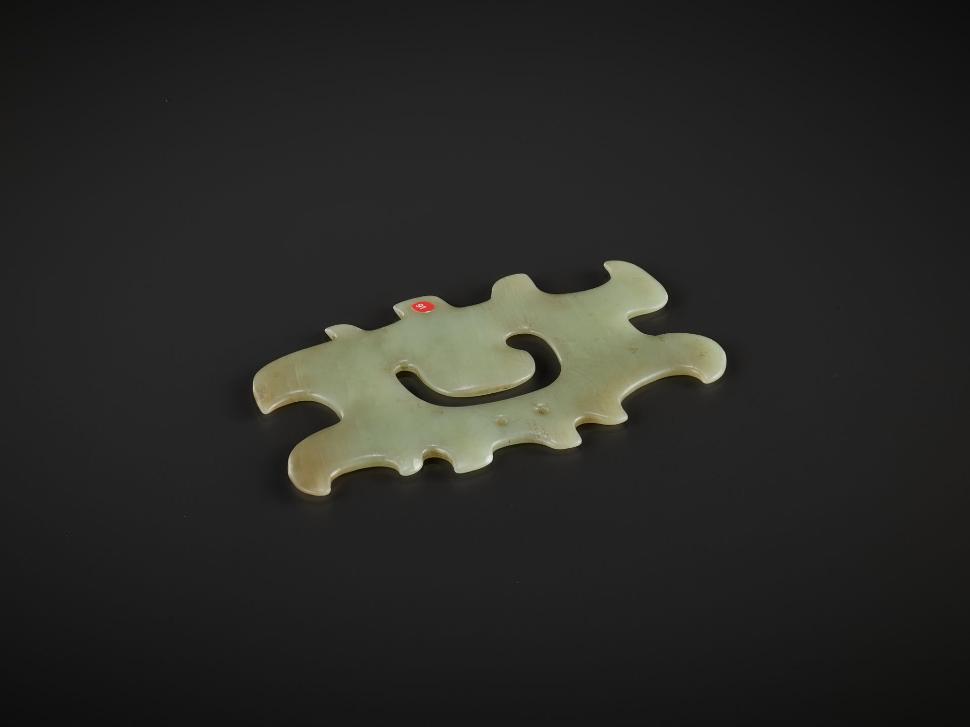 A PALE GREEN JADE 'CLOUD-SCROLL' PENDANT, HONGSHAN CULTURE - Image 9 of 9