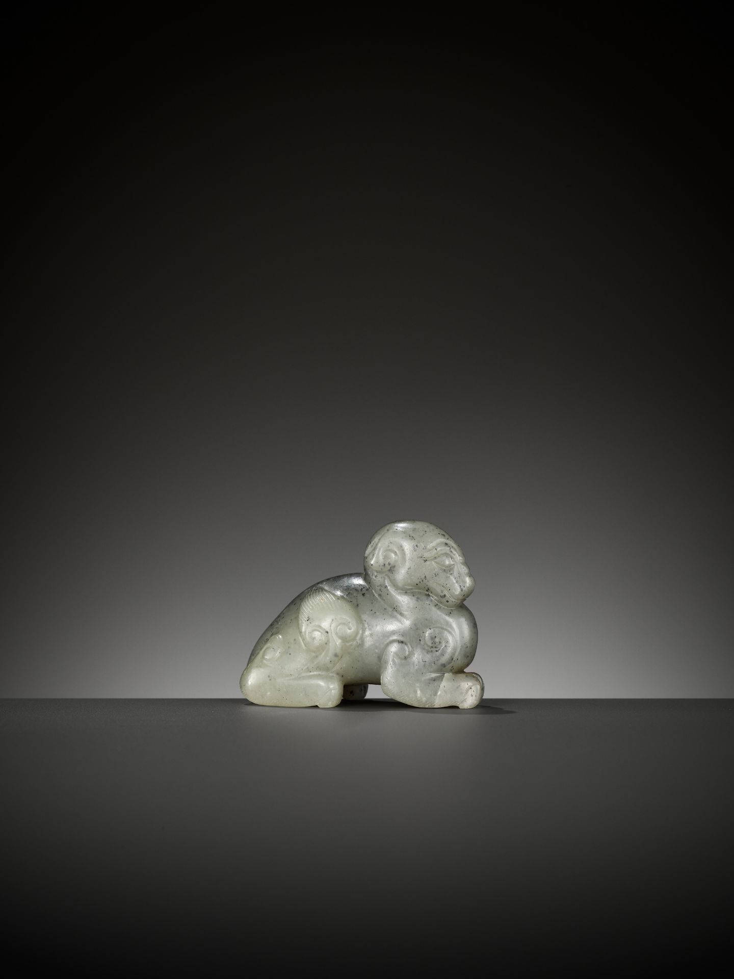 A GRAY JADE FIGURE OF A MYTHICAL BEAST, 17TH CENTURY - Image 3 of 13