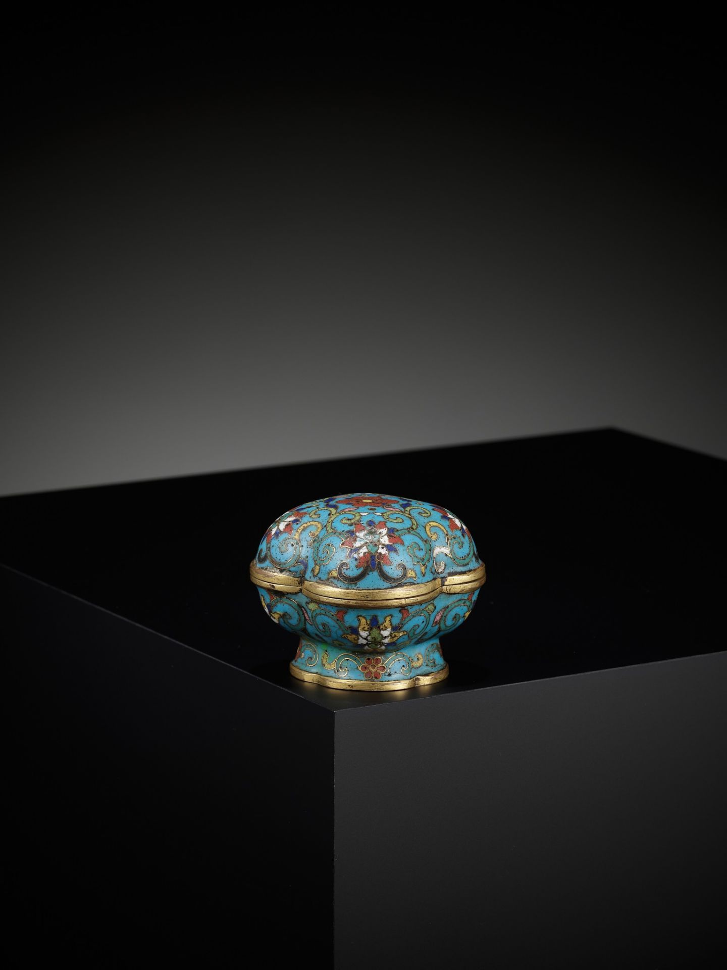 AN EXTREMELY RARE CLOISONNE ENAMEL QUADRILOBED BOX AND COVER, QIANLONG MARK AND OF THE PERIOD - Image 13 of 21