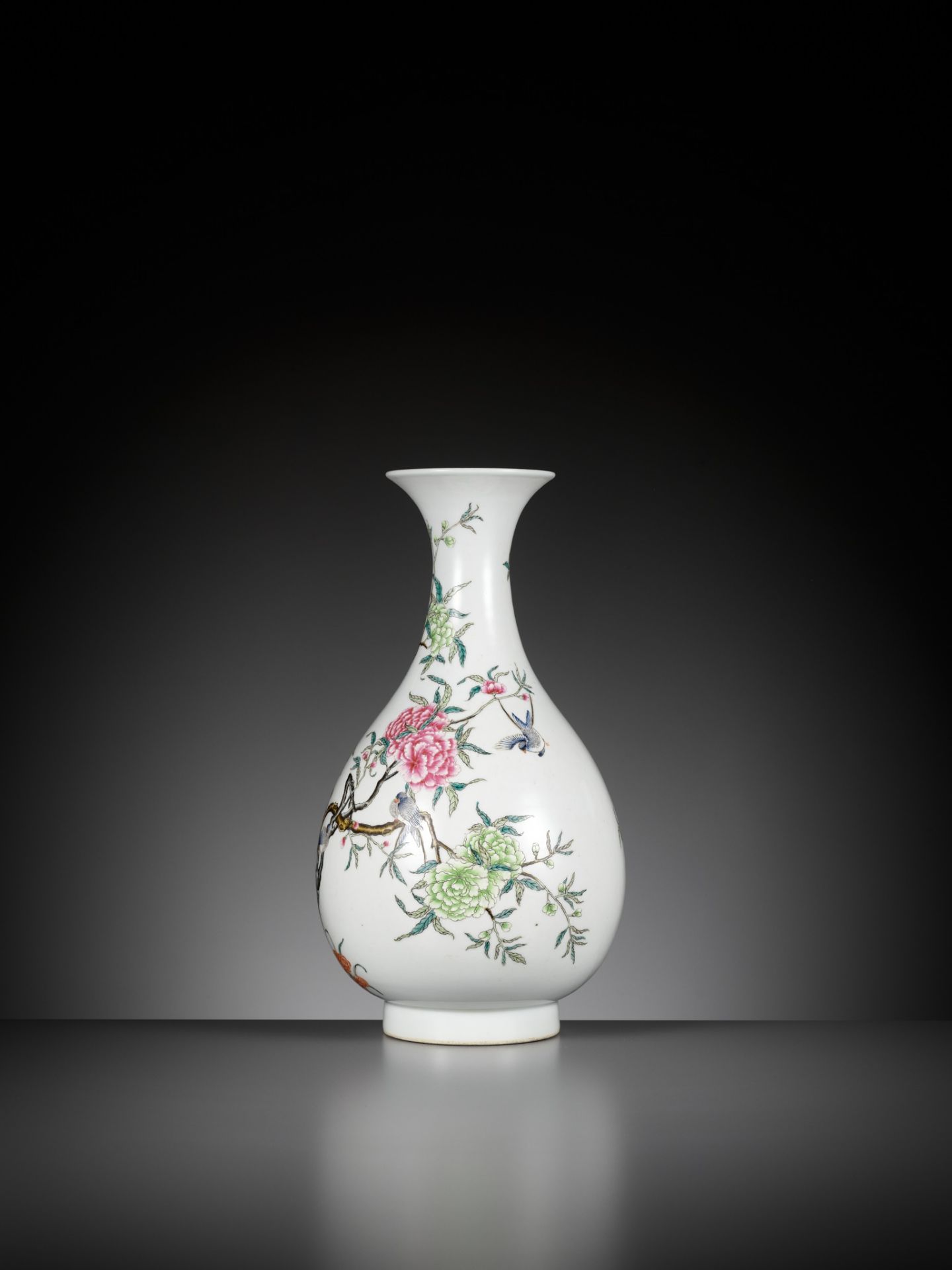 A VERY FINE FAMILLE ROSE 'BIRDS AND FLOWERS' PEAR-SHAPED VASE, YUHUCHUNPING, REPUBLIC PERIOD - Image 11 of 17