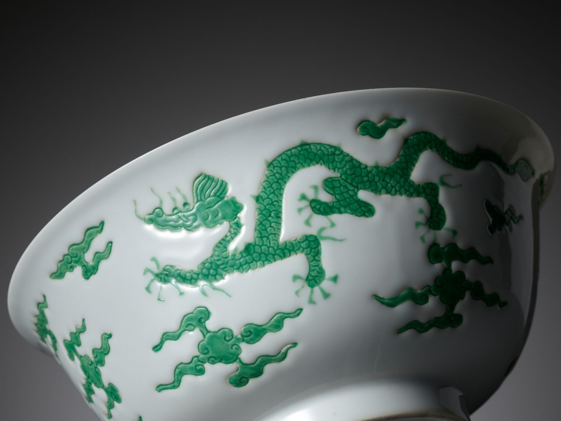 A RARE PAIR OF MING-STYLE GREEN-ENAMELED 'DRAGON' BOWLS, KANGXI PERIOD - Image 2 of 18