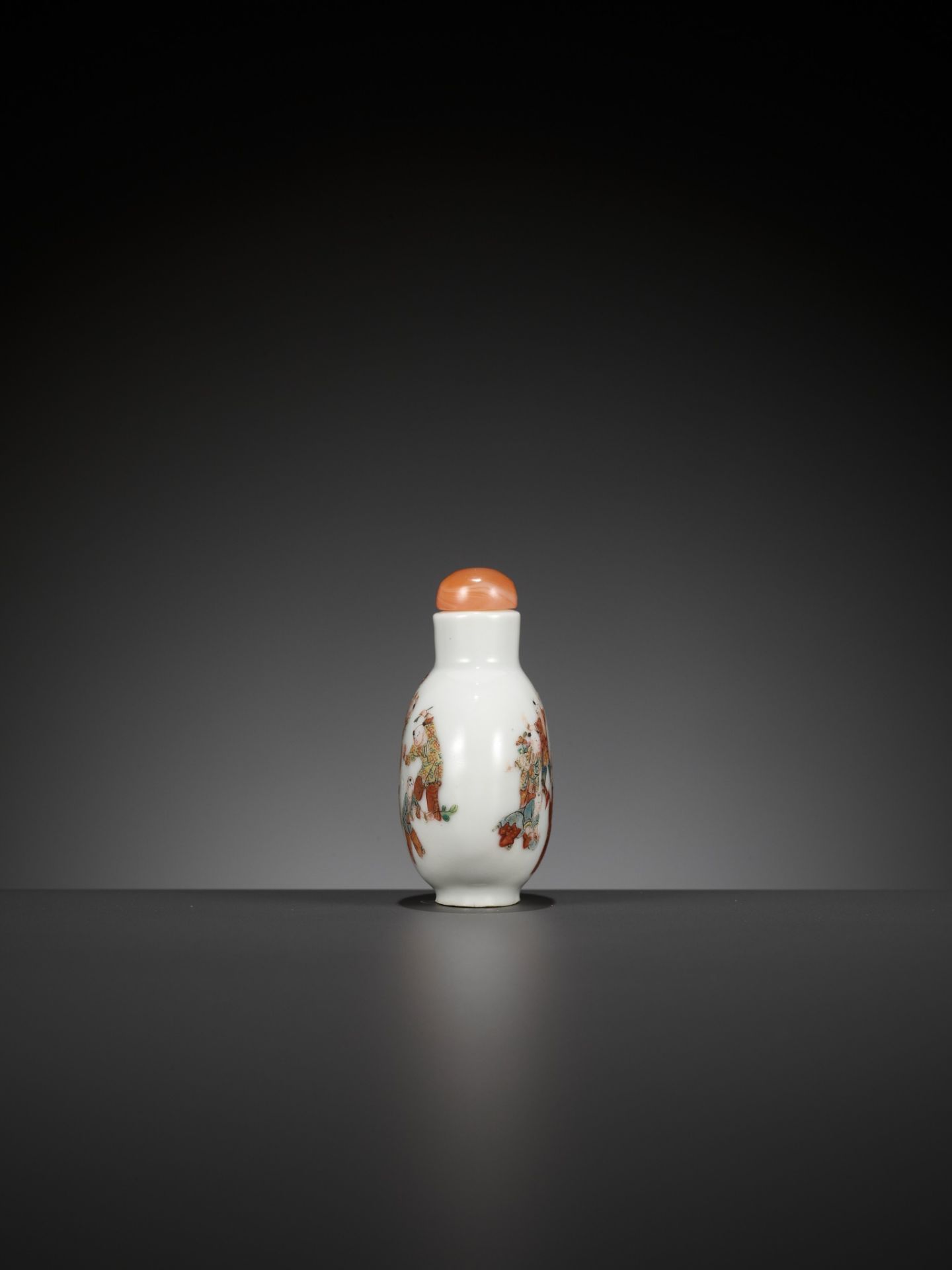 AN IMPERIAL FAMILLE ROSE 'BOYS AT PLAY' PORCELAIN SNUFF BOTTLE, DAOGUANG MARK AND PERIOD - Bild 6 aus 11