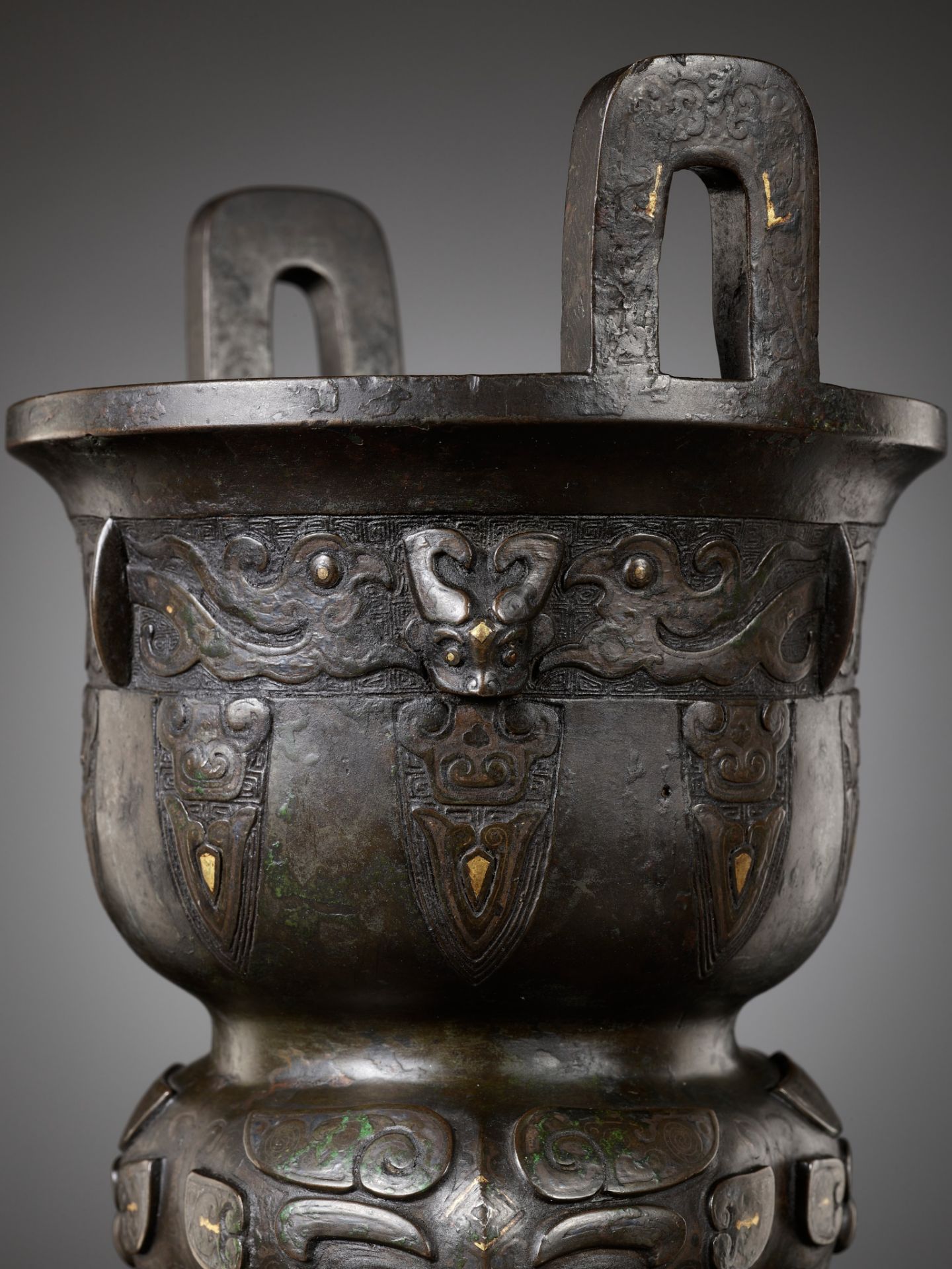 A GOLD AND SILVER-INLAID BRONZE ARCHAISTIC STEAMER, SONG TO MING DYNASTY - Image 17 of 24