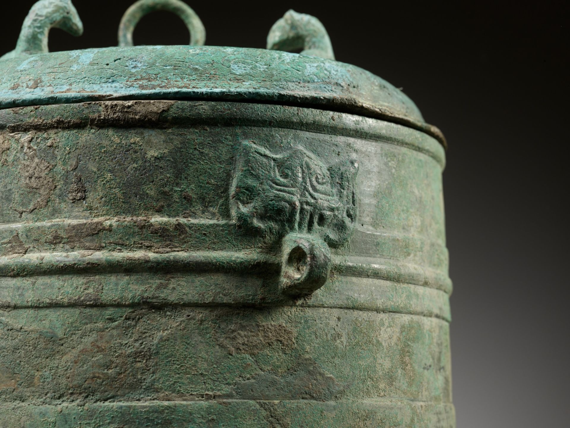 A RARE BRONZE TRIPOD VESSEL AND COVER, LIAN, HAN DYNASTY - Image 8 of 17