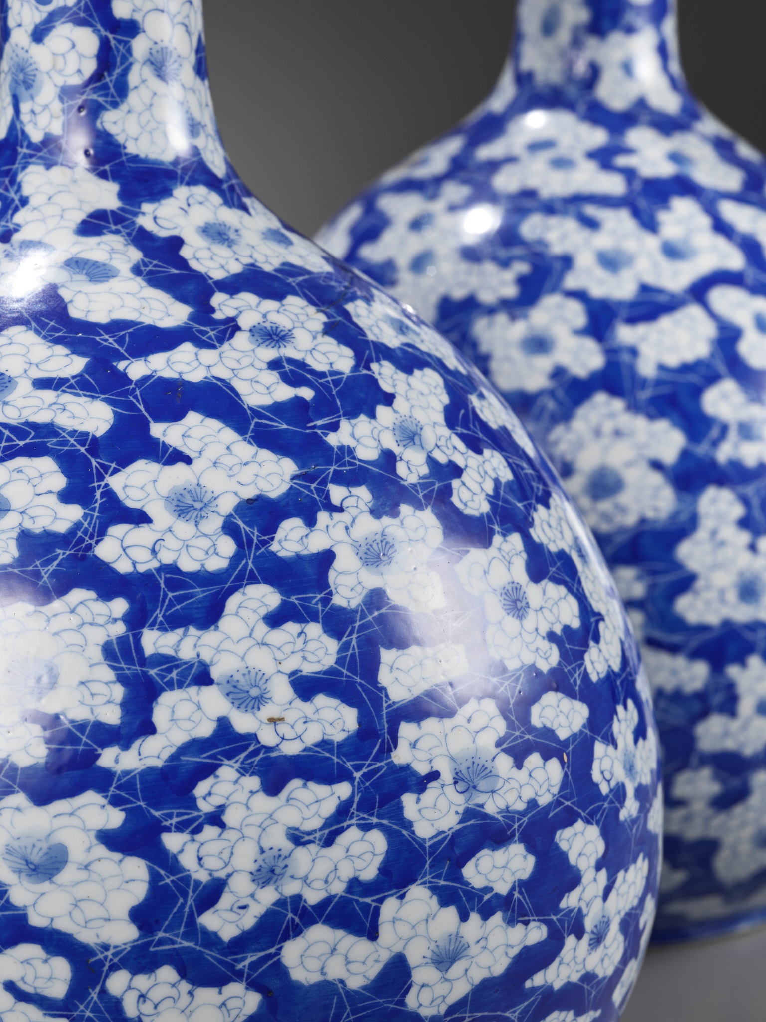 A PAIR OF BLUE AND WHITE 'ICE CRACK AND PRUNUS' BOTTLE VASES, 19TH CENTURY - Image 3 of 14