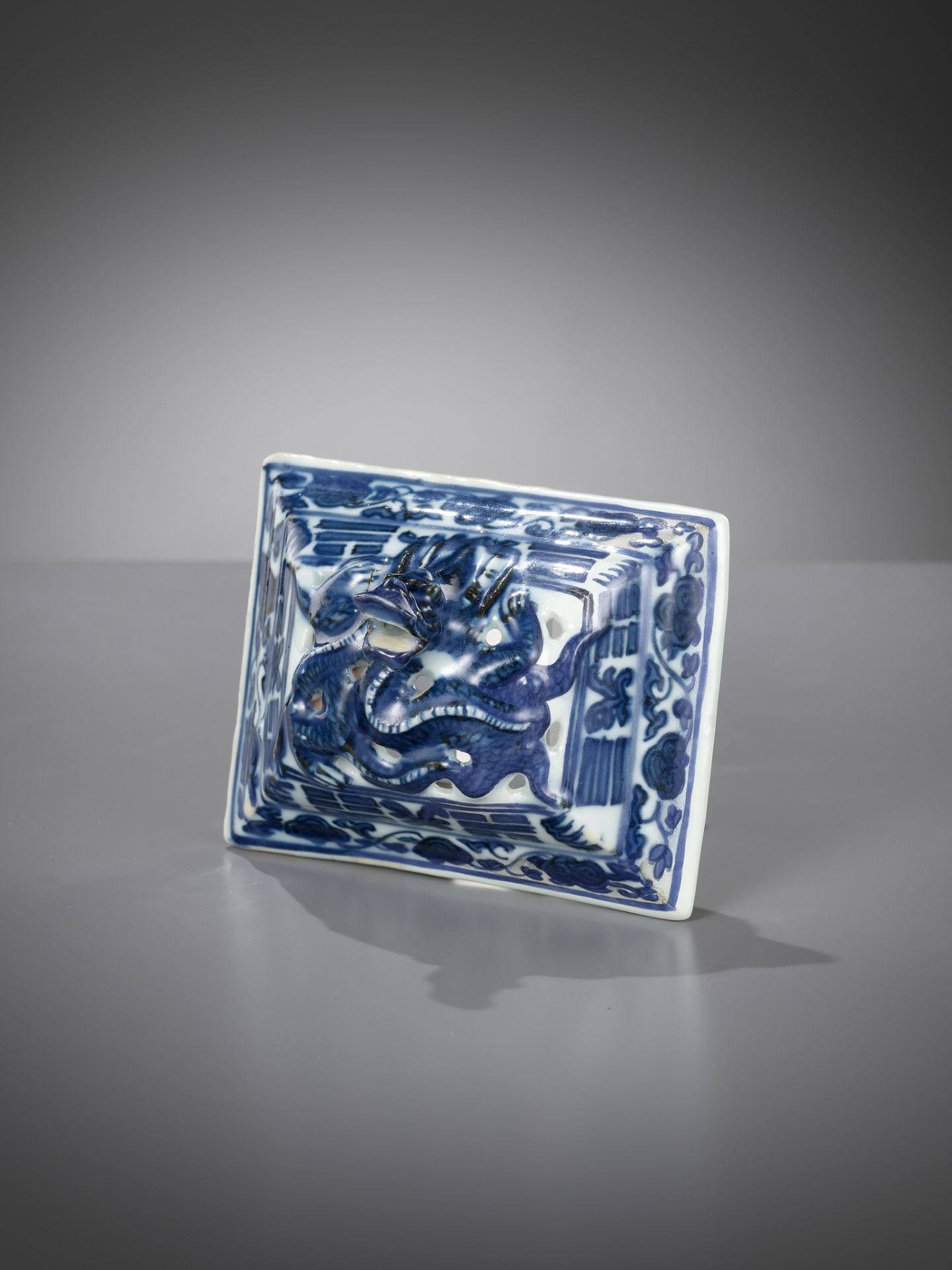 A RARE BLUE AND WHITE 'DRAGON' CENSER, WANLI MARK AND PERIOD - Image 3 of 16