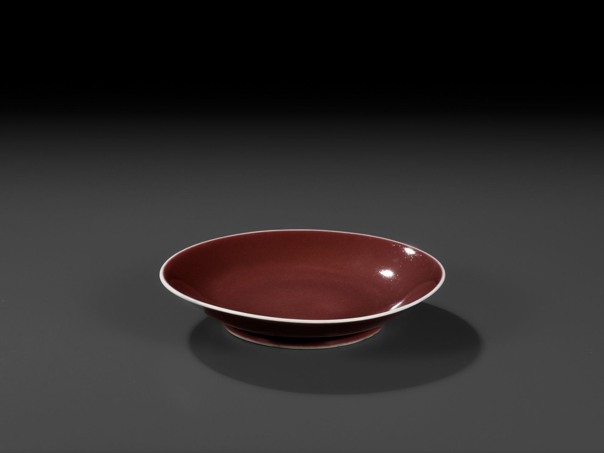 A COPPER-RED GLAZED DISH, QIANLONG MARK AND PERIOD - Bild 7 aus 10