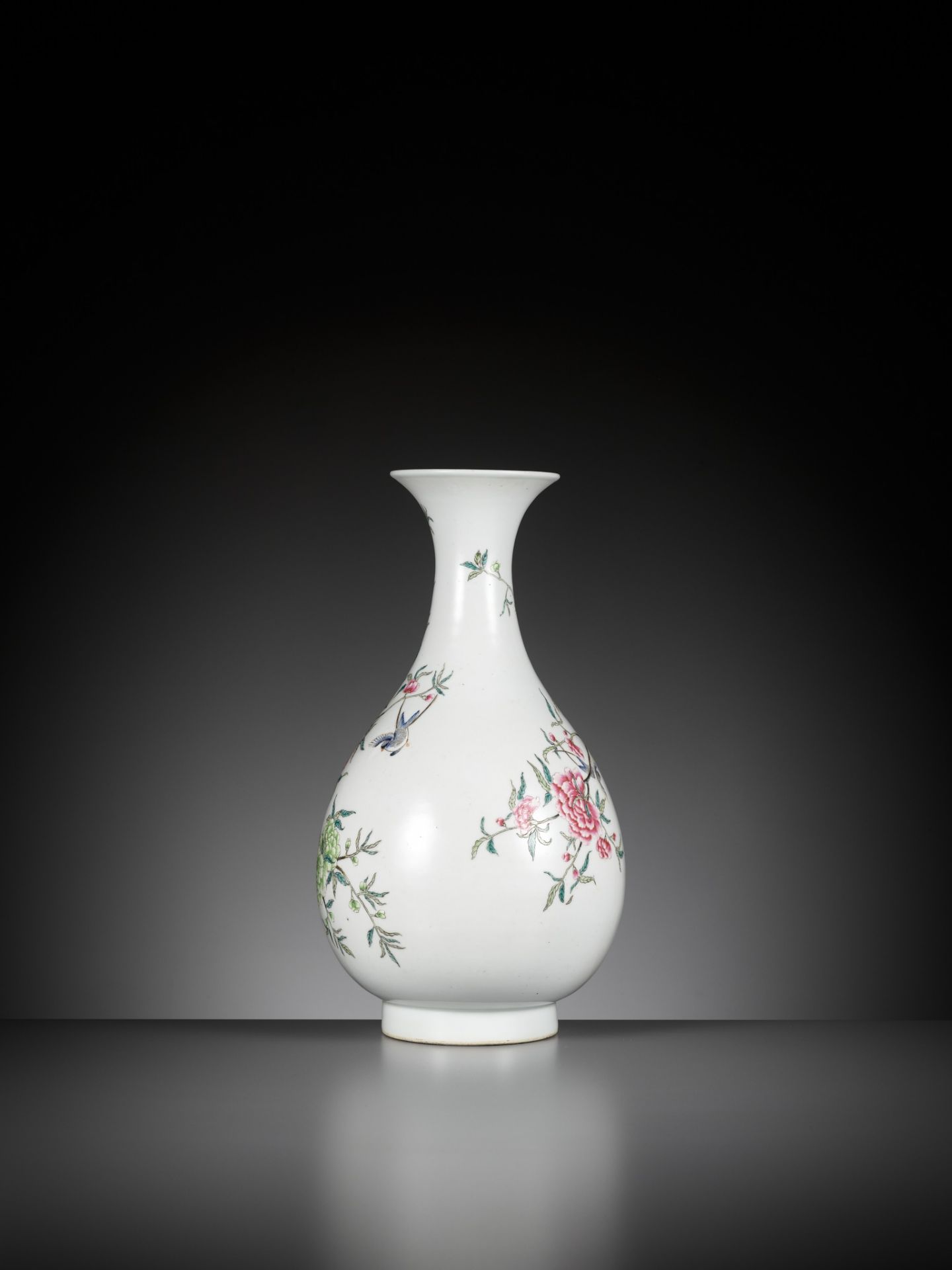 A VERY FINE FAMILLE ROSE 'BIRDS AND FLOWERS' PEAR-SHAPED VASE, YUHUCHUNPING, REPUBLIC PERIOD - Image 12 of 17