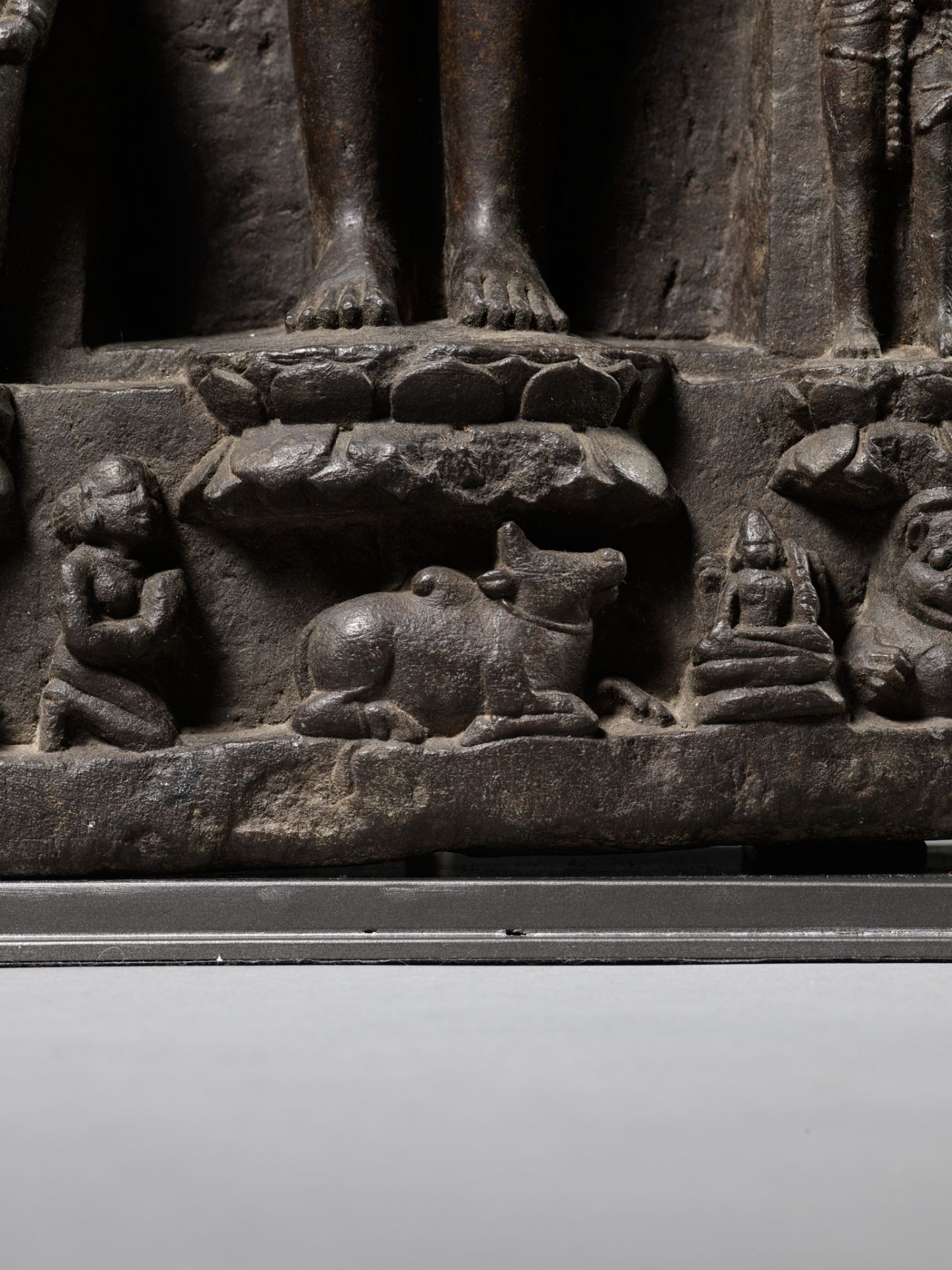 A BLACK STONE STELE DEPICTING RISHABHANATHA, THE FIRST TIRTHANKARA - Bild 2 aus 12