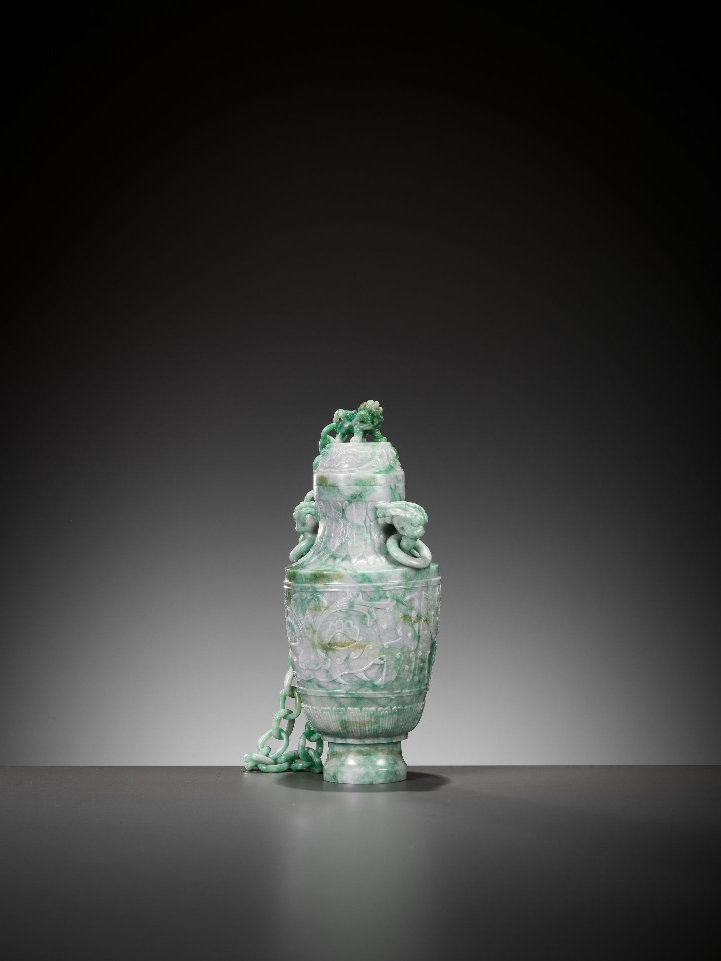 A LAVENDER AND APPLE GREEN JADEITE 'CHAIN' VASE AND COVER, EARLY 20TH CENTURY - Bild 3 aus 11