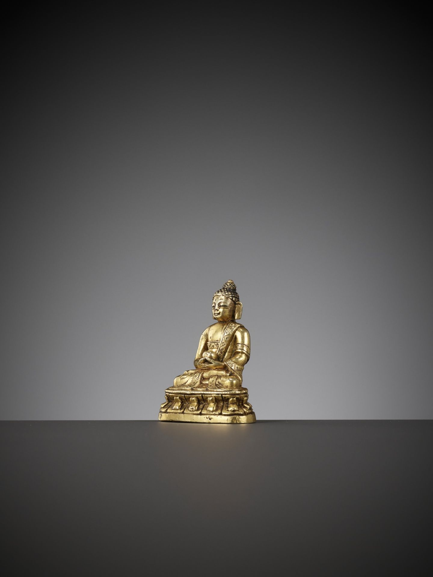 A VERY FINE GILT-BRONZE MINIATURE FIGURE OF BHAISAJYAGURU, QIANLONG PERIOD - Bild 3 aus 10