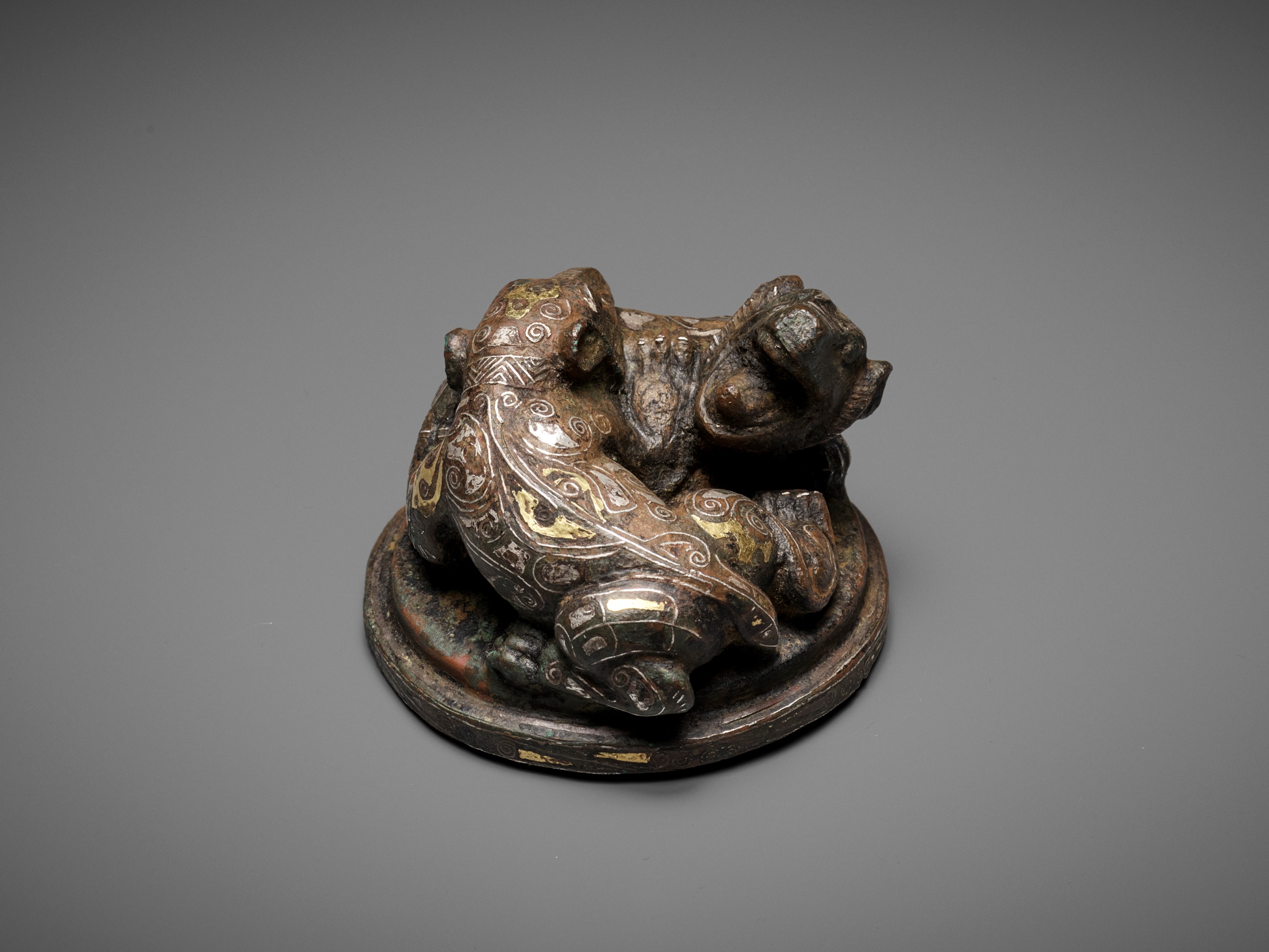 A GOLD AND SILVER-INLAID 'FIGHTING BEARS' BRONZE MAT WEIGHT, WARRING STATES TO HAN DYNASTY - Image 10 of 12