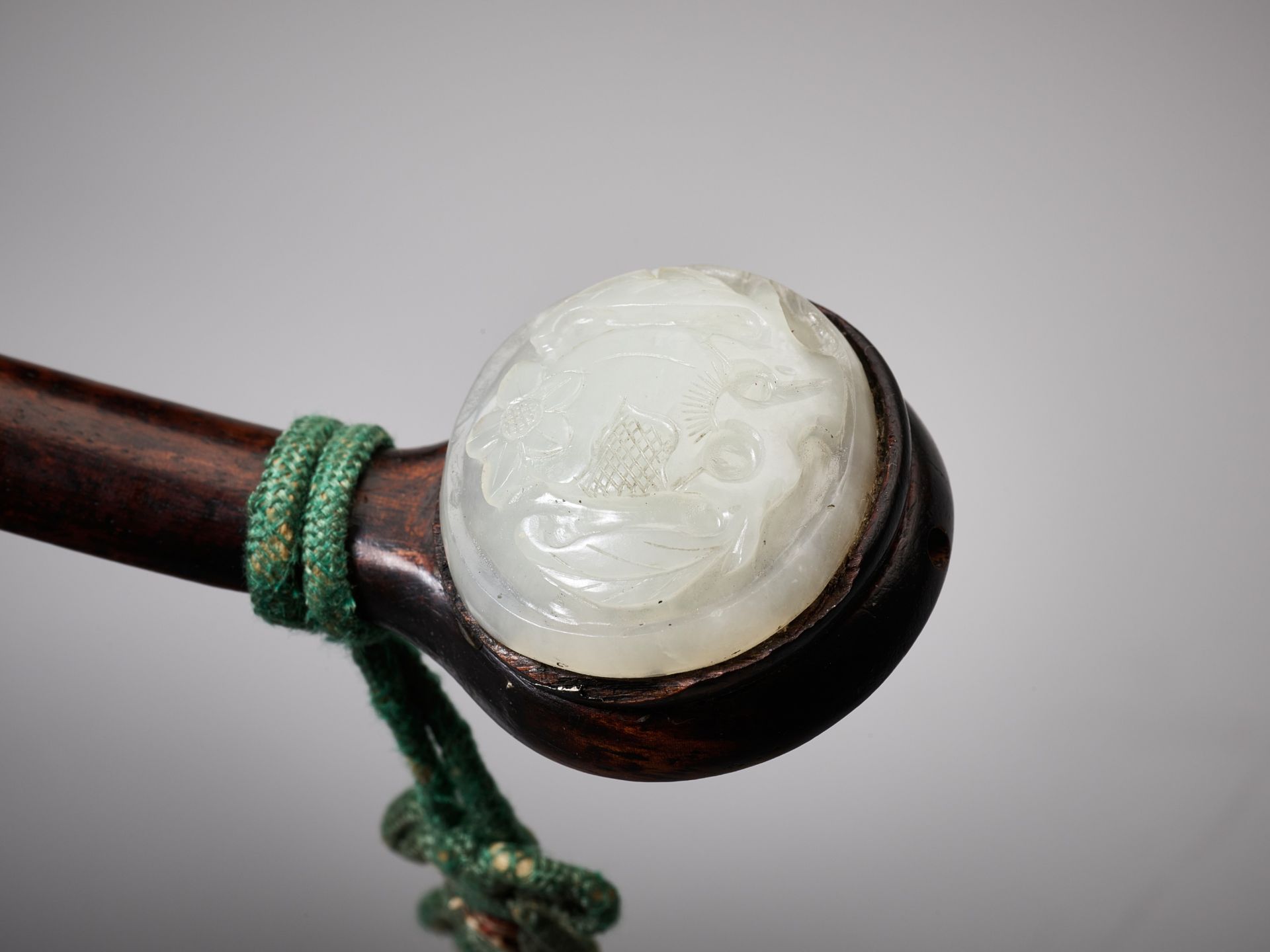 A PALE CELADON JADE-MOUNTED WOOD RUYI SCEPTER, QING DYNASTY - Image 9 of 12