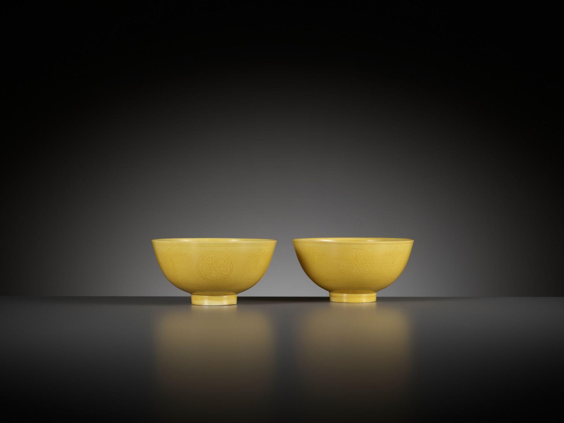AN EXCEEDINGLY RARE PAIR OF INCISED YELLOW-GLAZED 'FLORAL MEDALLION' BOWLS, KANGXI MARKS AND PERIOD - Image 15 of 26