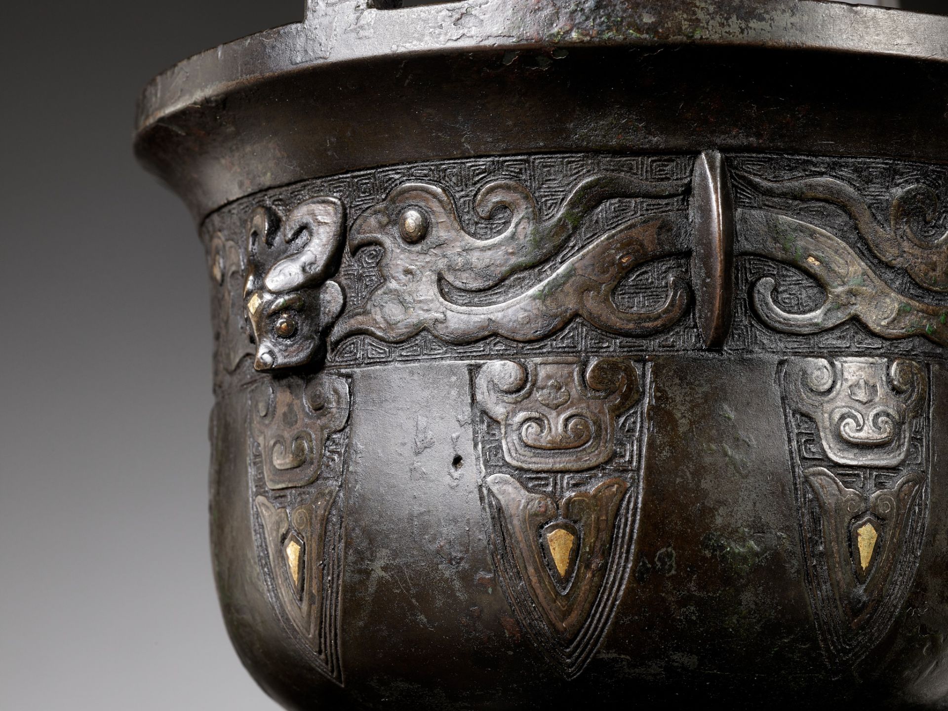 A GOLD AND SILVER-INLAID BRONZE ARCHAISTIC STEAMER, SONG TO MING DYNASTY - Image 18 of 24