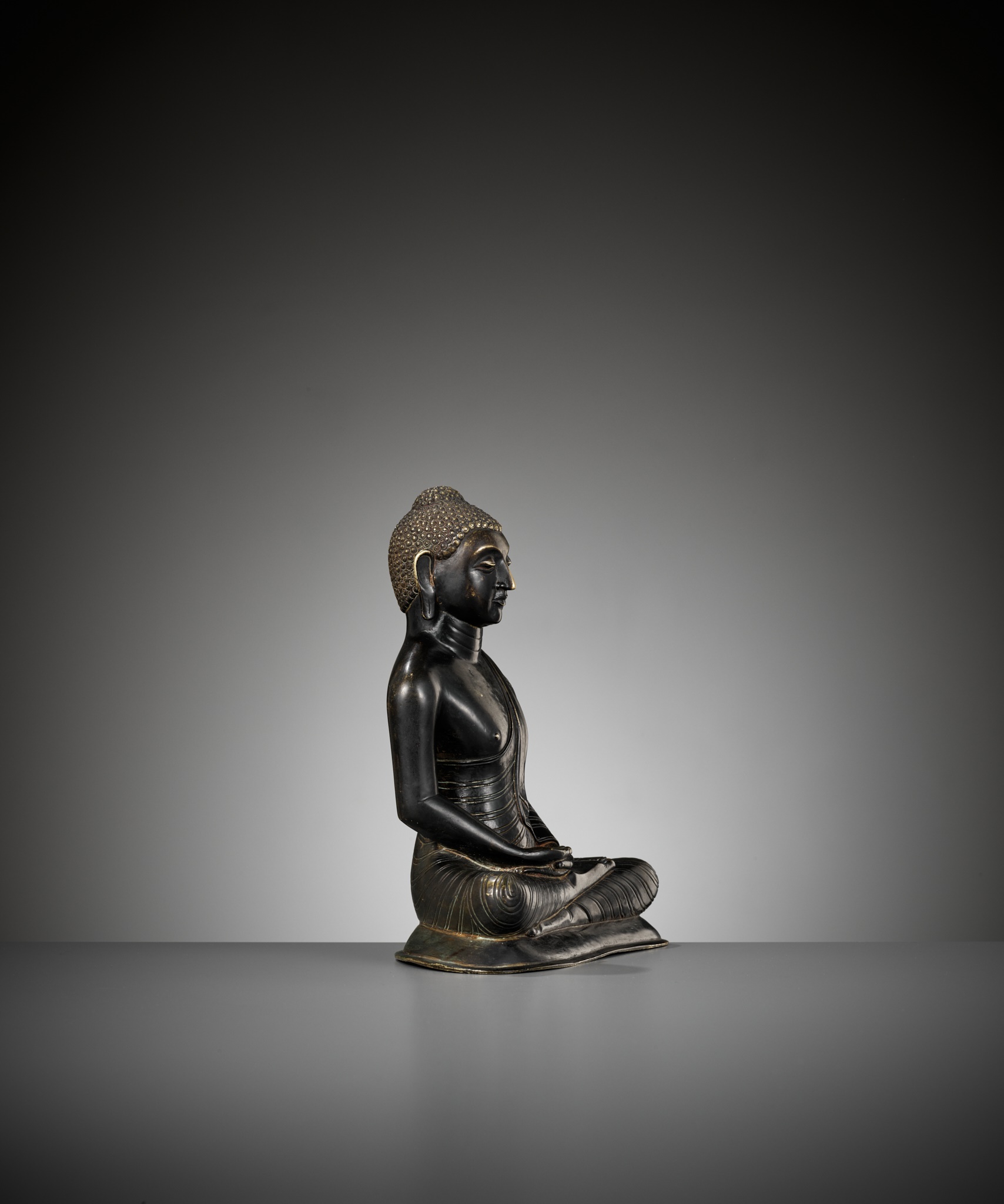 A BRONZE FIGURE OF BUDDHA, SRI LANKA, 18TH TO 19TH CENTURY - Image 8 of 10