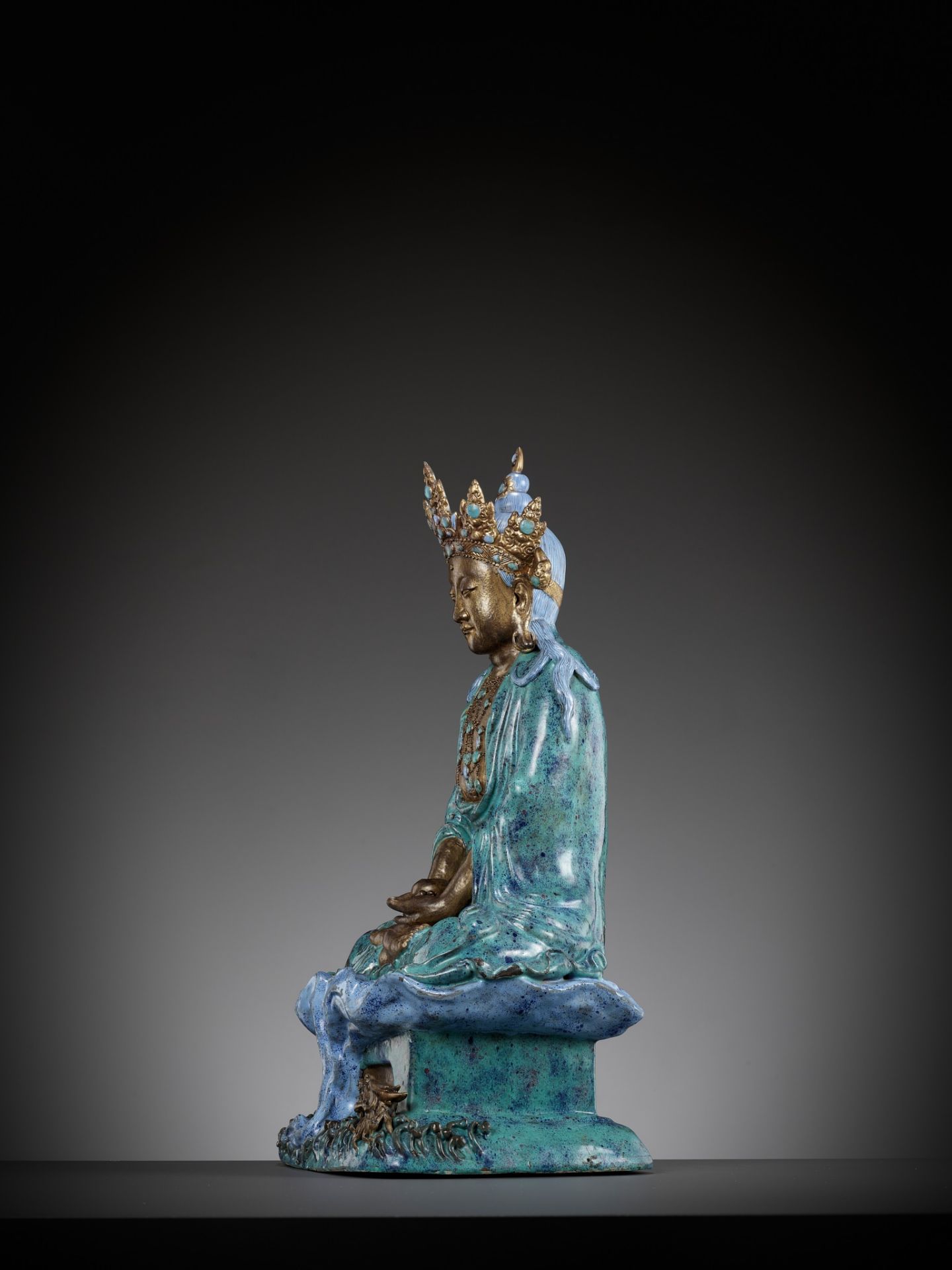 A VERY LARGE 'ROBIN'S EGG' ENAMELED AND GILT PORCELAIN FIGURE OF AMITAYUS,QIANLONG TO JIAQING PERIOD - Bild 12 aus 17