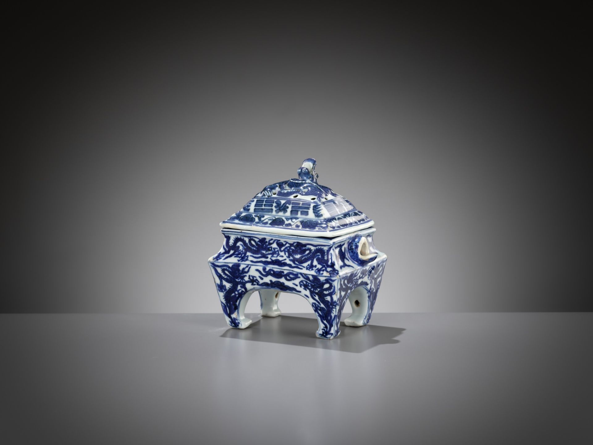 A RARE BLUE AND WHITE 'DRAGON' CENSER, WANLI MARK AND PERIOD - Image 6 of 16