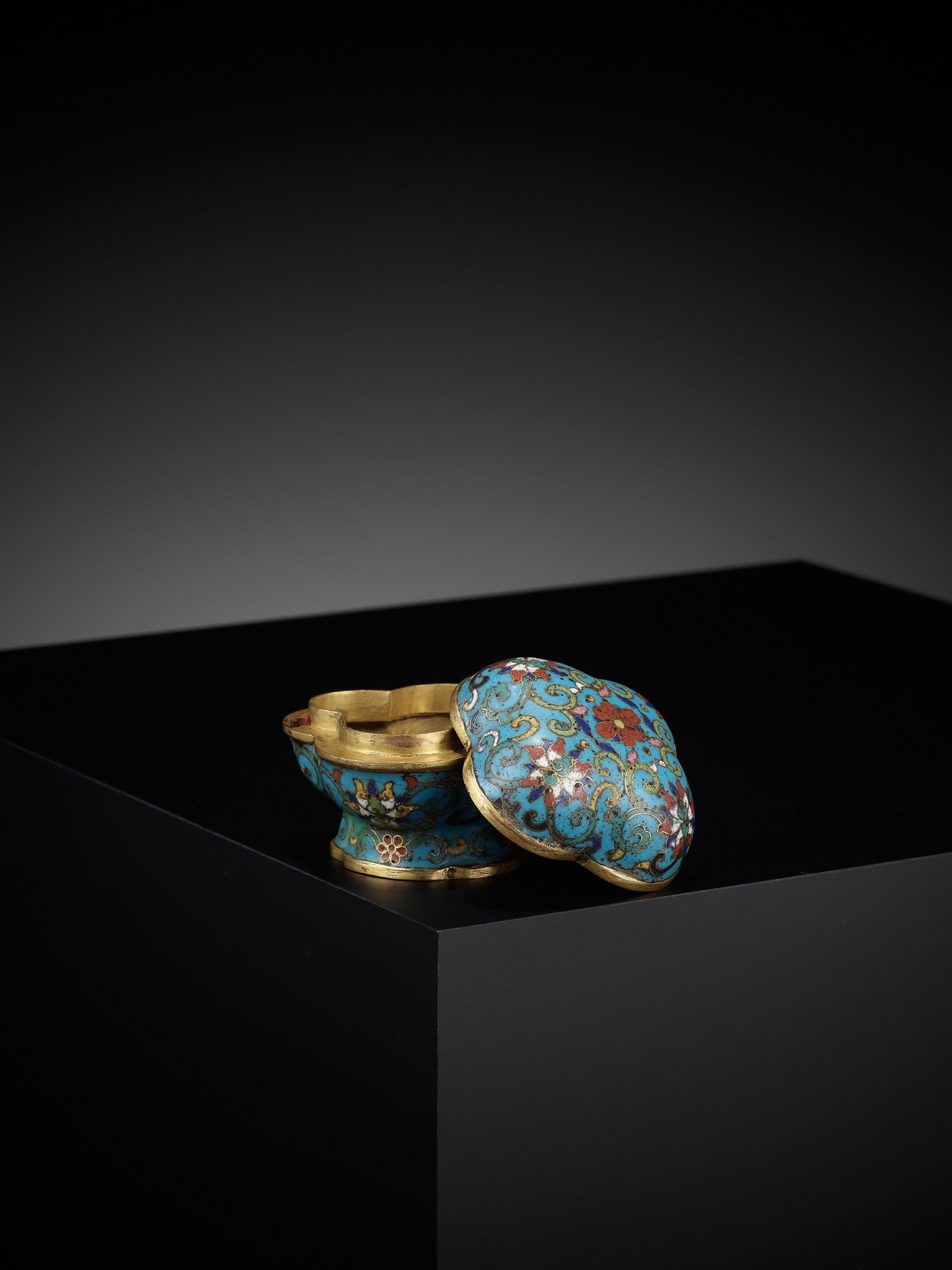 AN EXTREMELY RARE CLOISONNE ENAMEL QUADRILOBED BOX AND COVER, QIANLONG MARK AND OF THE PERIOD - Image 9 of 21