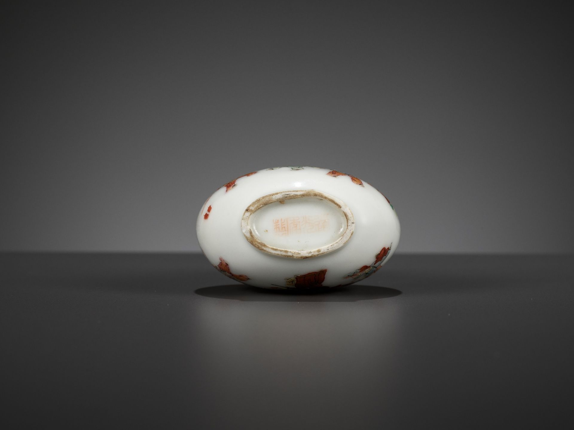 AN IMPERIAL FAMILLE ROSE 'BOYS AT PLAY' PORCELAIN SNUFF BOTTLE, DAOGUANG MARK AND PERIOD - Image 9 of 11