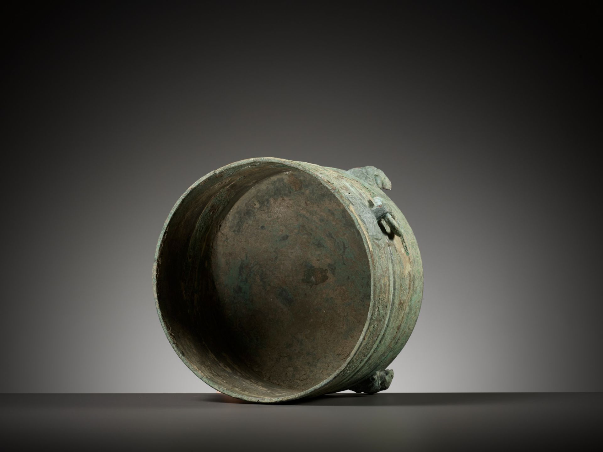 A RARE BRONZE TRIPOD VESSEL AND COVER, LIAN, HAN DYNASTY - Image 16 of 17