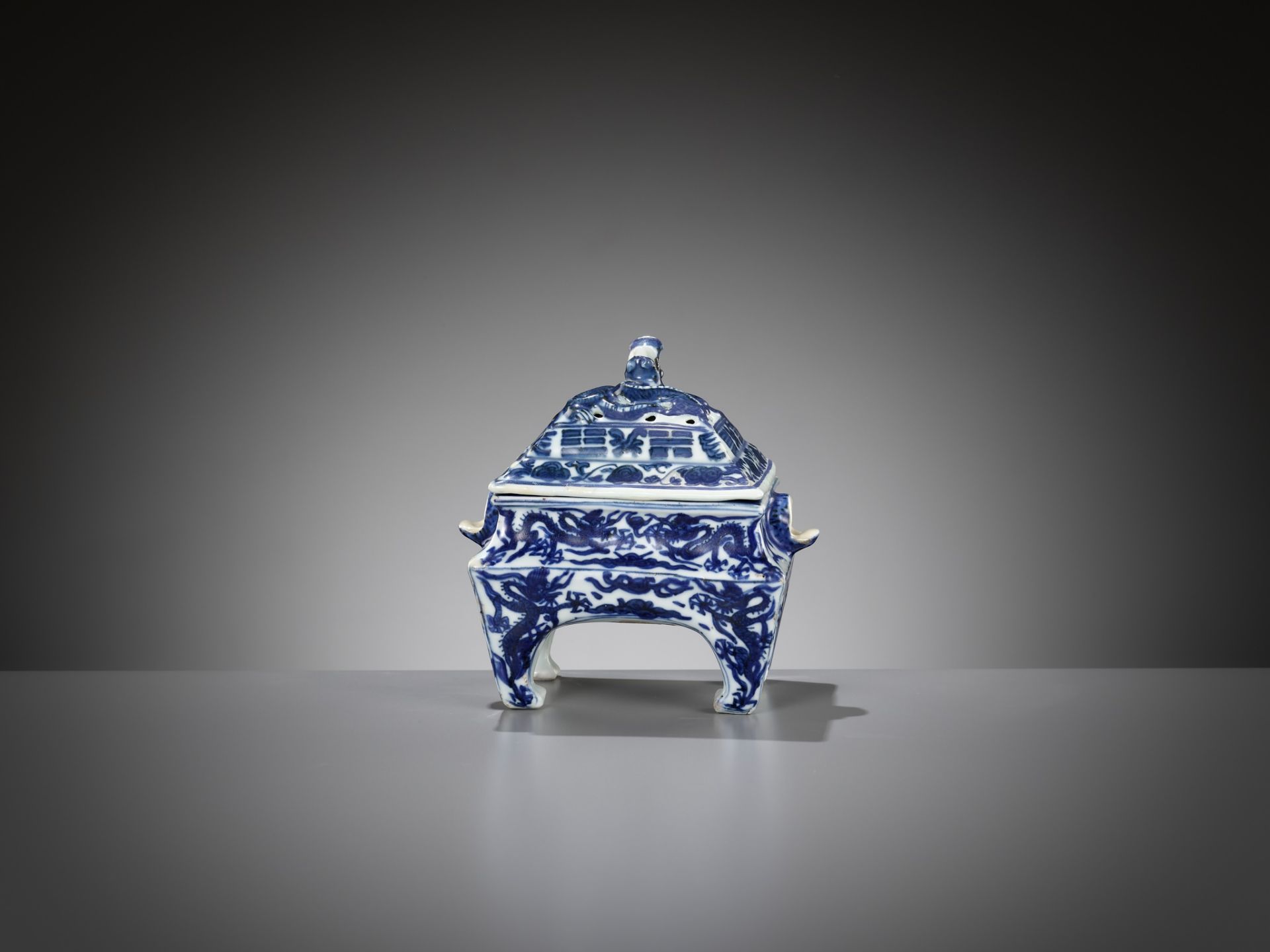 A RARE BLUE AND WHITE 'DRAGON' CENSER, WANLI MARK AND PERIOD - Image 7 of 16