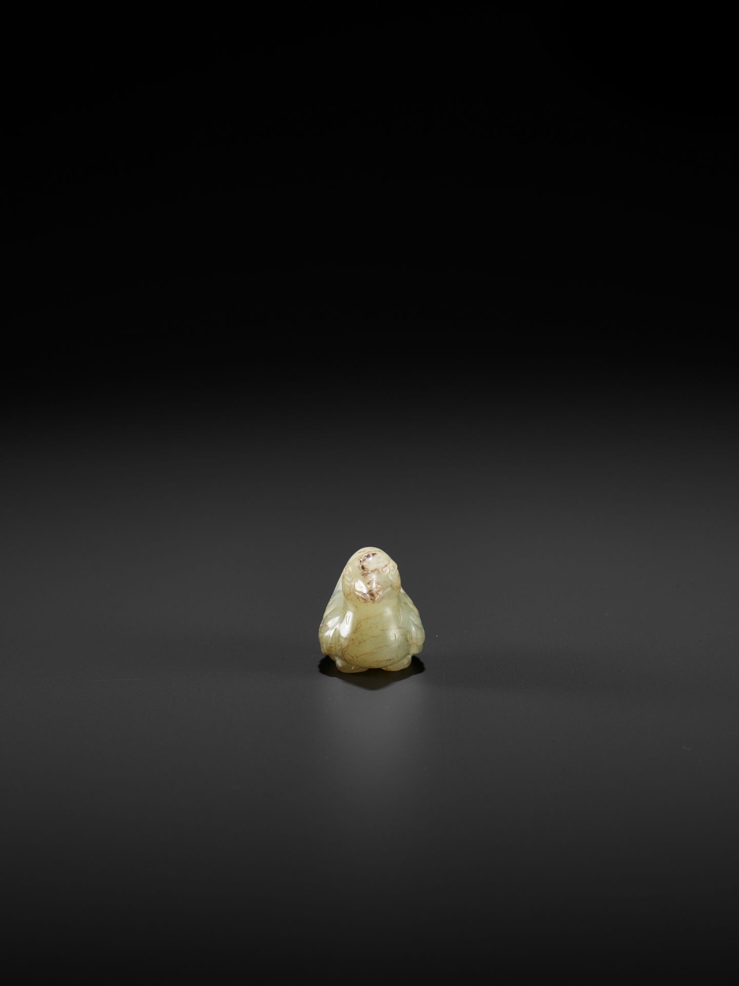 A CELADON JADE 'BIRD' PENDANT - Image 9 of 10