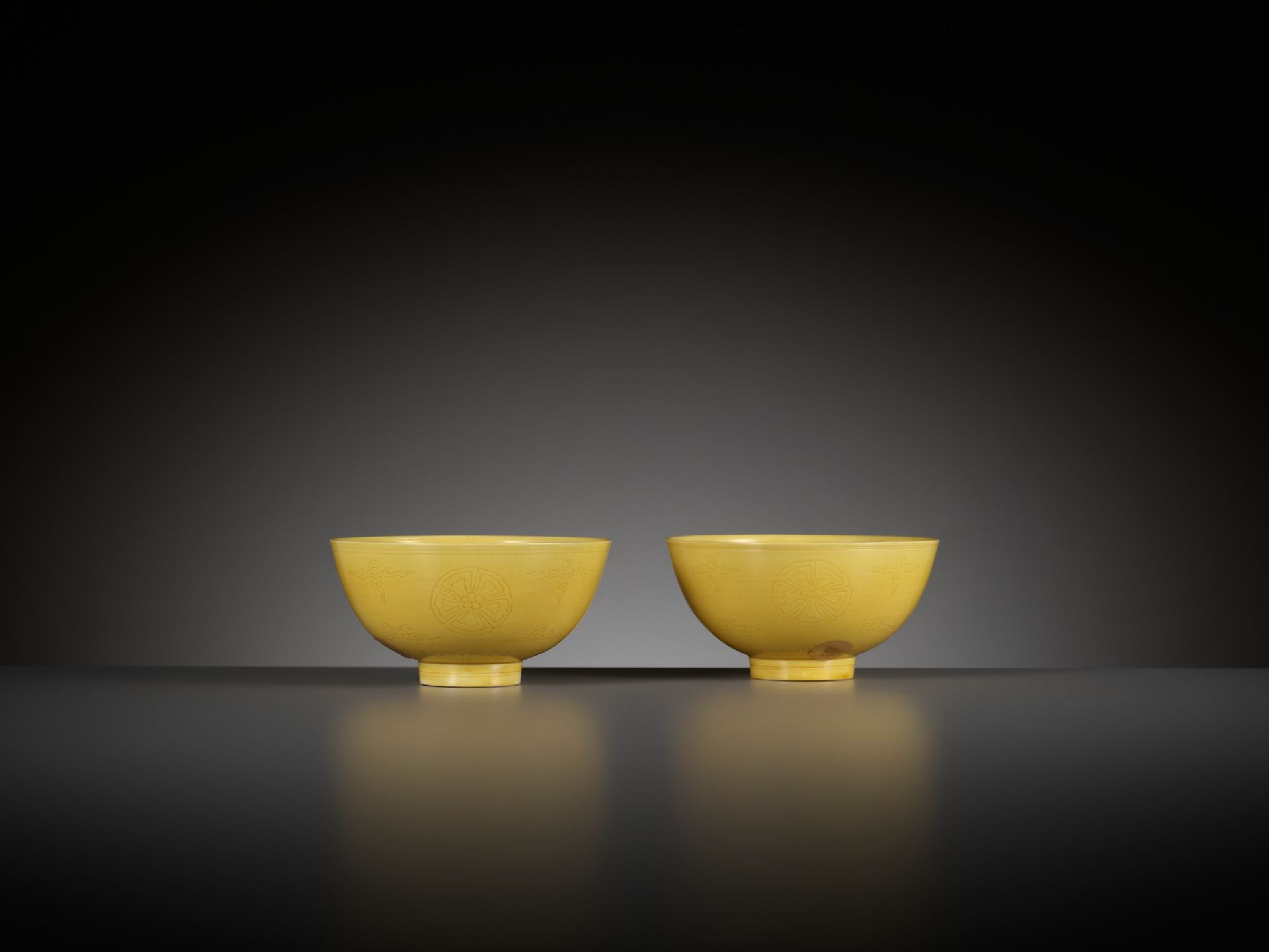 AN EXCEEDINGLY RARE PAIR OF INCISED YELLOW-GLAZED 'FLORAL MEDALLION' BOWLS, KANGXI MARKS AND PERIOD - Image 16 of 26