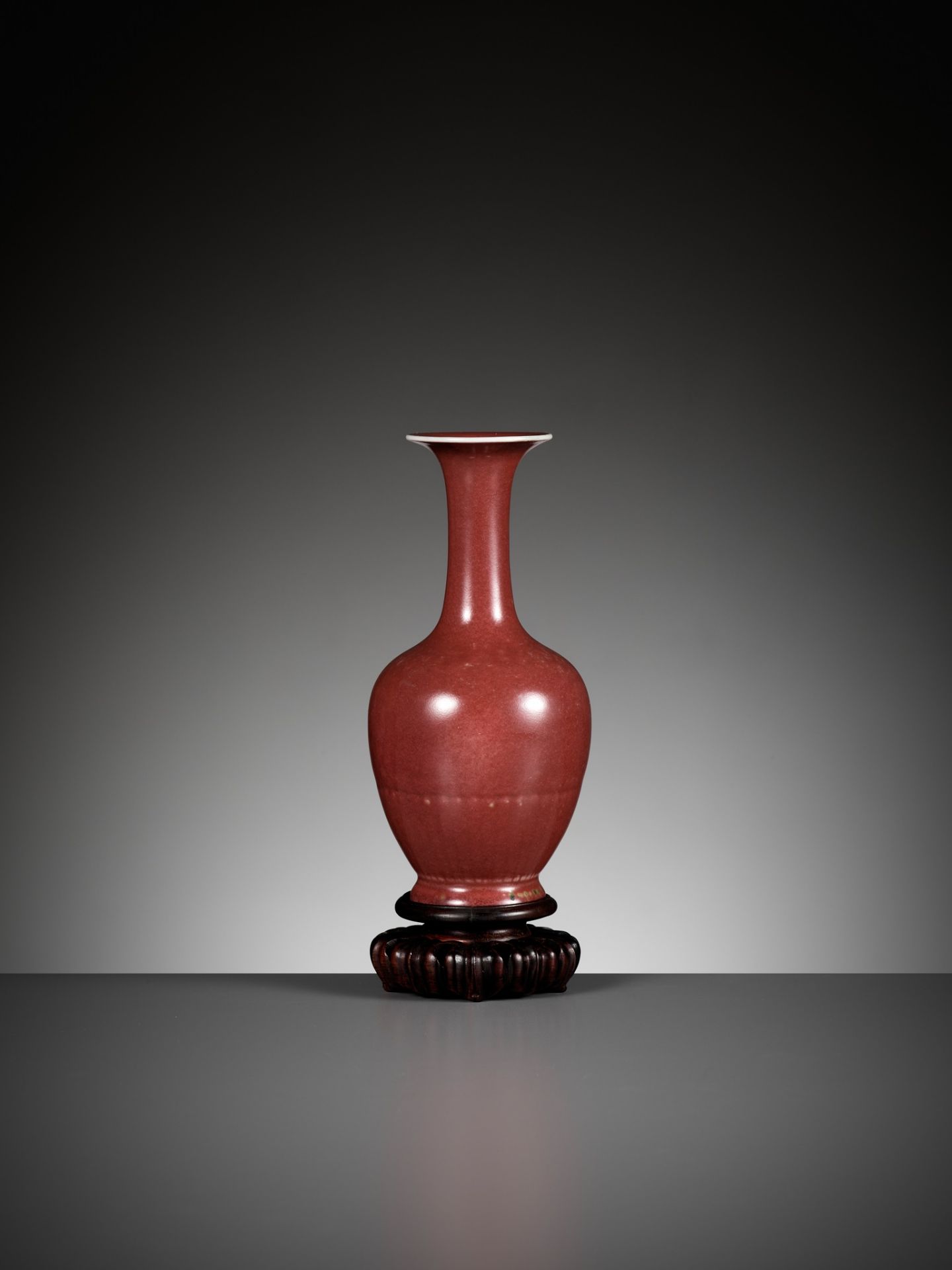 A PEACHBLOOM-GLAZED 'CHRYSANTHEMUM' VASE, JUBAN PING, 19TH CENTURY - Bild 11 aus 16