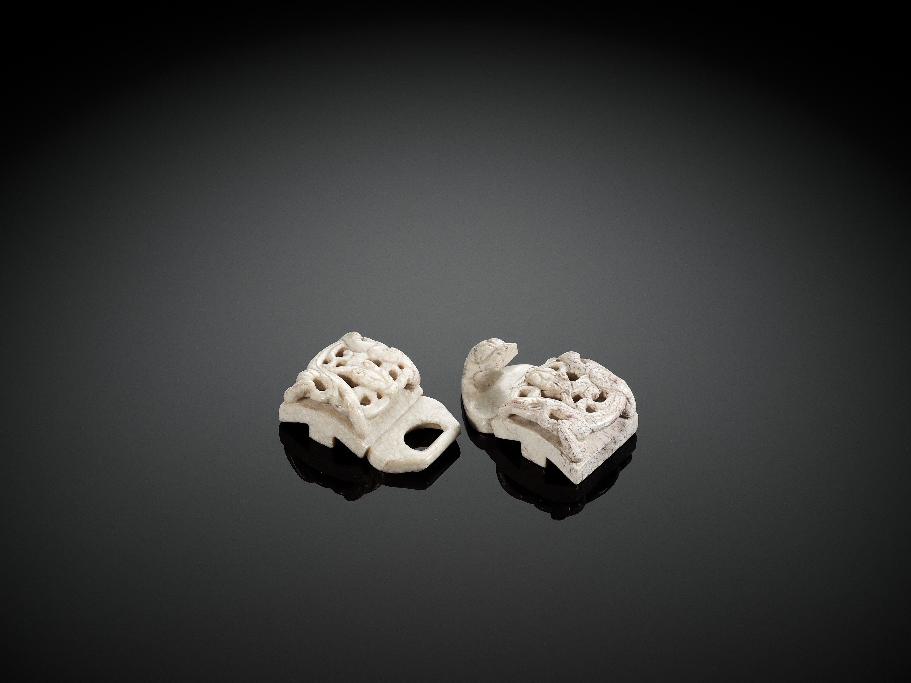 A CHICKEN BONE JADE 'CHILONG' BELT HOOK AND BUCKLE, MING DYNASTY - Image 7 of 10