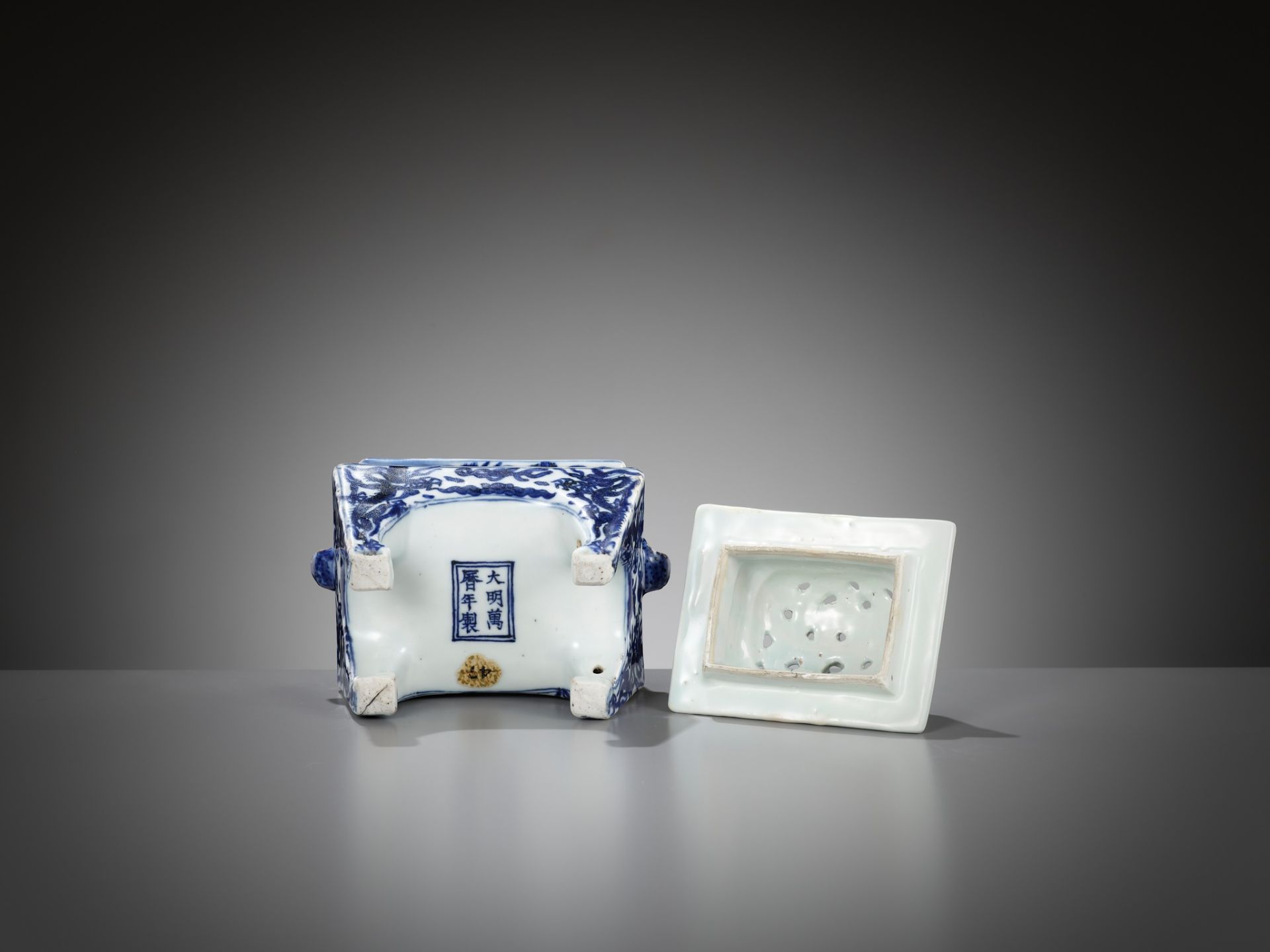 A RARE BLUE AND WHITE 'DRAGON' CENSER, WANLI MARK AND PERIOD - Image 12 of 16