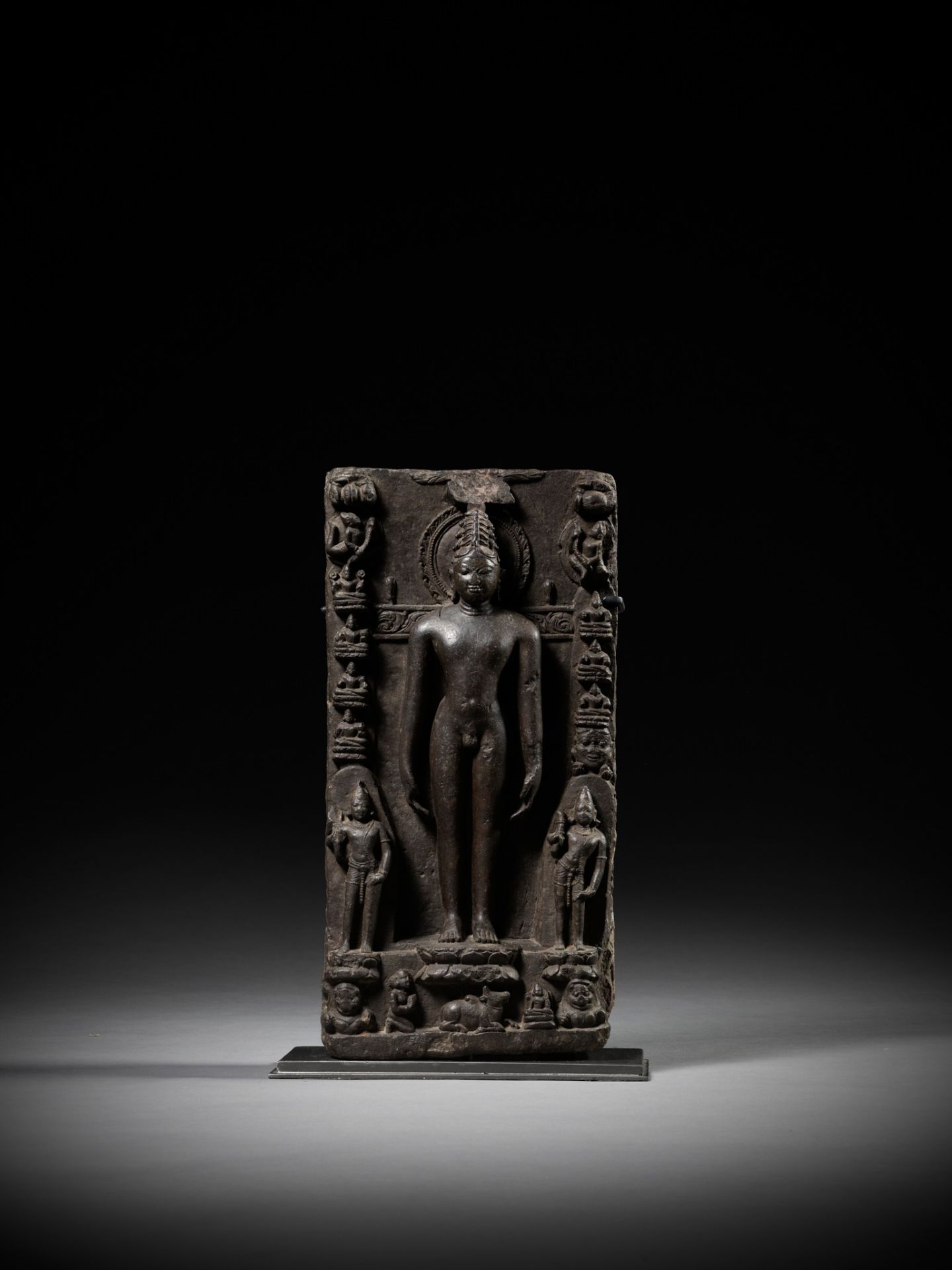 A BLACK STONE STELE DEPICTING RISHABHANATHA, THE FIRST TIRTHANKARA - Bild 11 aus 12