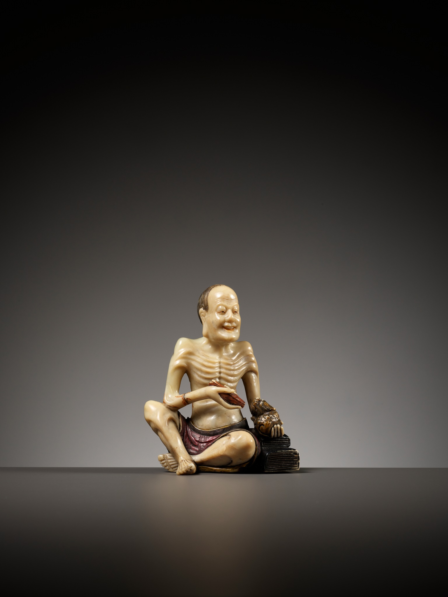 A SOAPSTONE FIGURE OF VIJRAPUTRA, MID-QING DYNASTY - Image 12 of 15